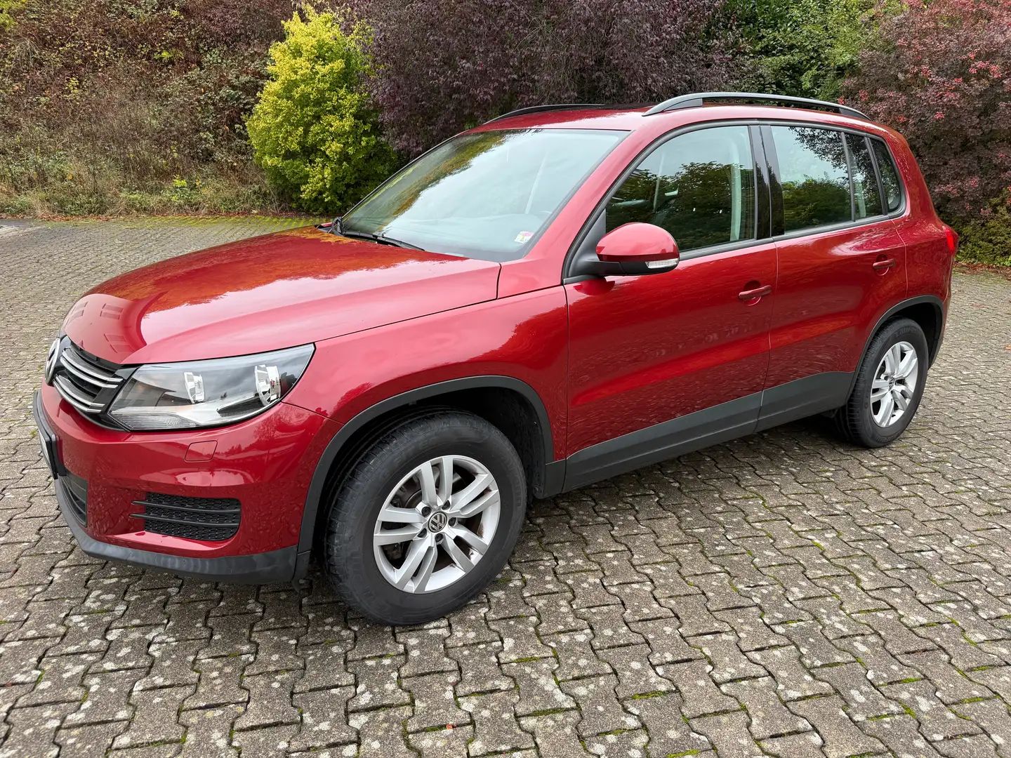Volkswagen Tiguan 2.0 TDI Trend*KLIMATRONIC*PANORAMA*SHZ*AHK*PDC*BRC Rot - 2