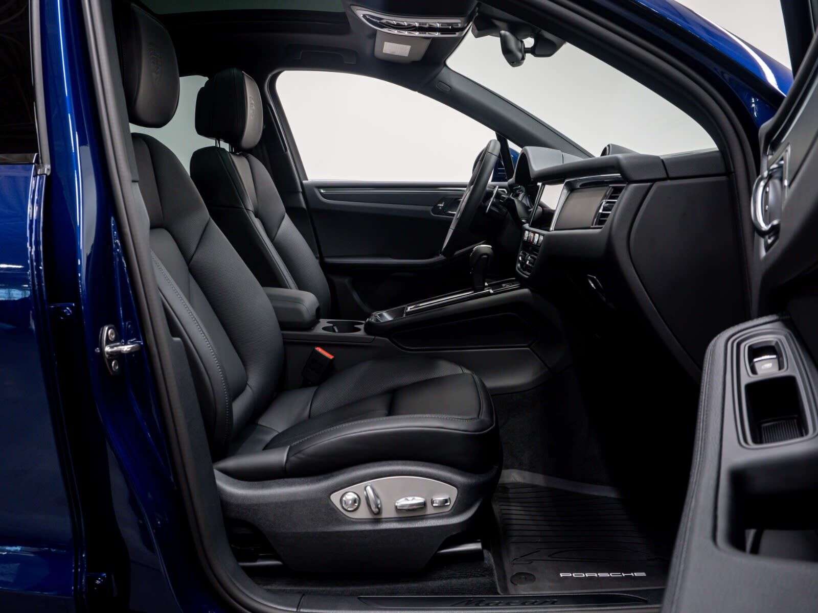 2025 Porsche Macan Fresh New Arrival, Low Mileage, Full Services, Ple alt 5