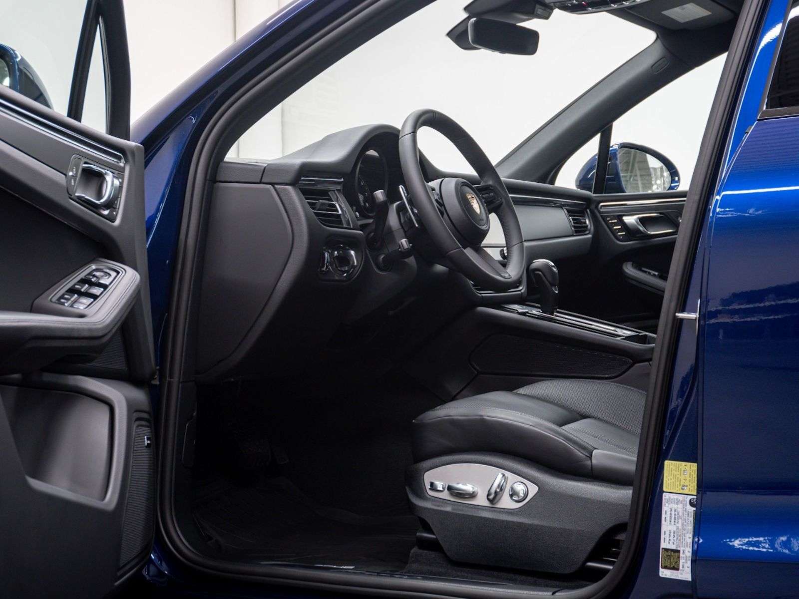 2025 Porsche Macan Fresh New Arrival, Low Mileage, Full Services, Ple alt 4