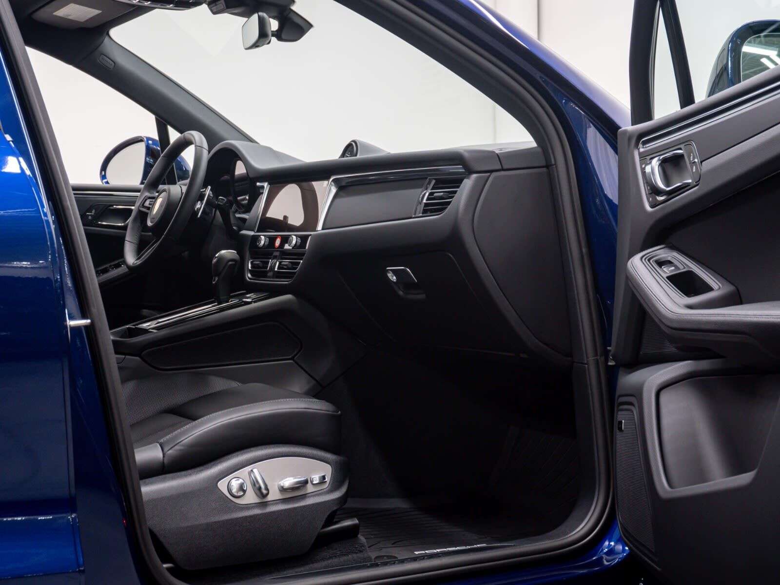 2025 Porsche Macan Fresh New Arrival, Low Mileage, Full Services, Ple thumb 24