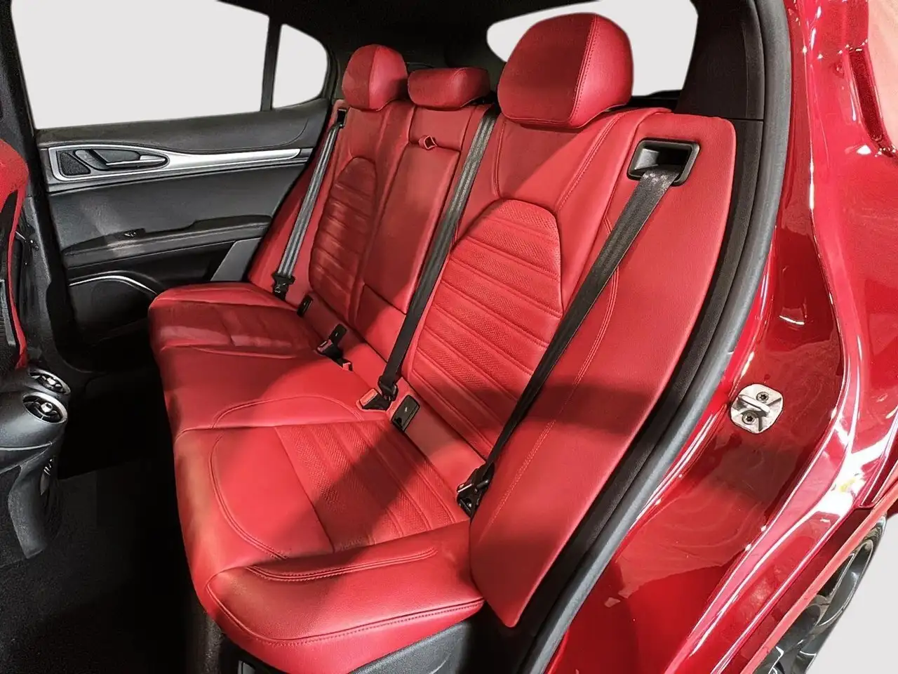 Alfa Romeo Stelvio снимка Alfa Romeo Stelvio