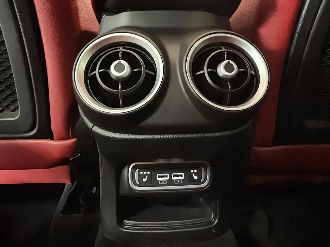 Alfa Romeo Stelvio снимка Alfa Romeo Stelvio