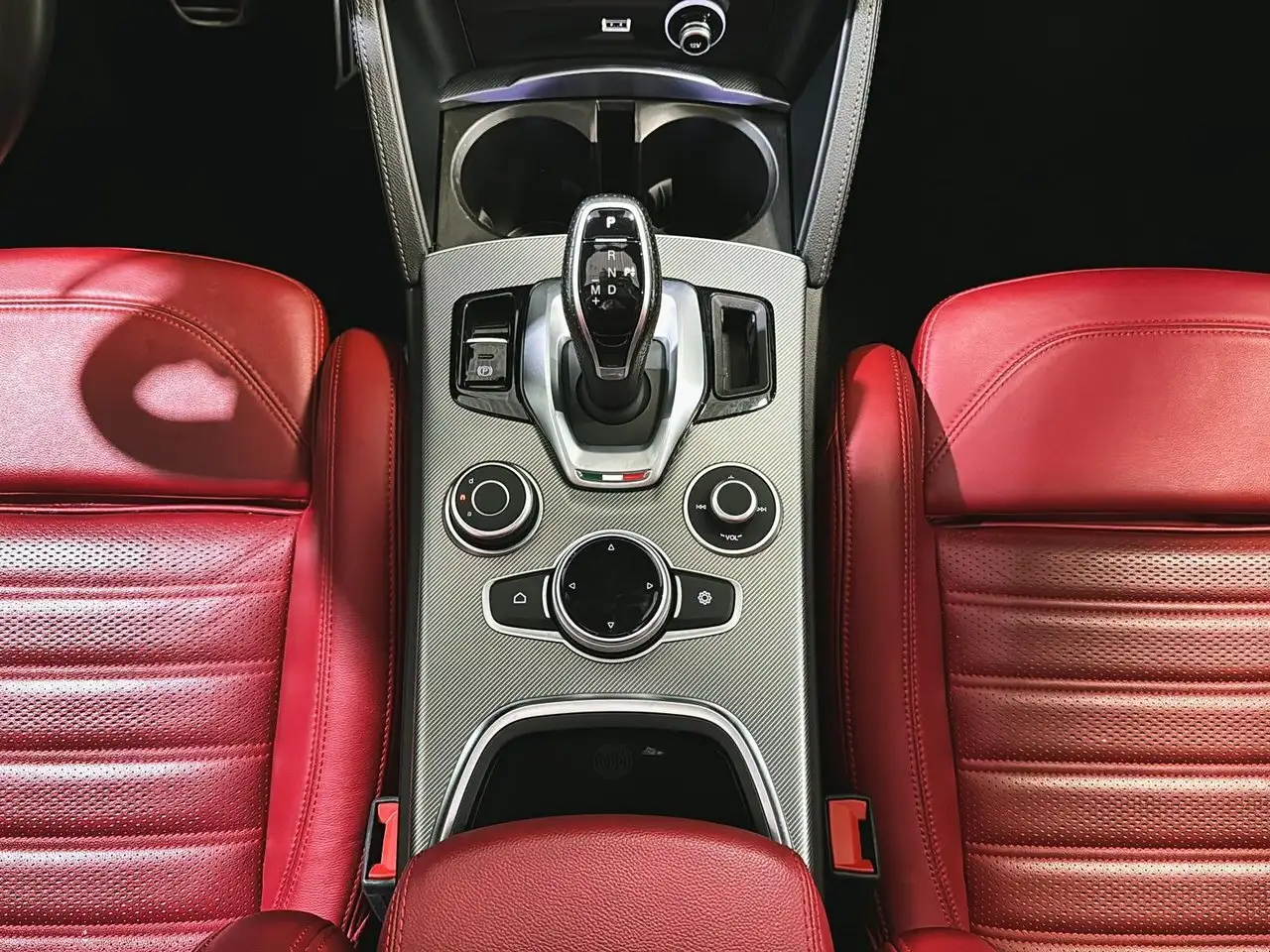 Alfa Romeo Stelvio снимка Alfa Romeo Stelvio