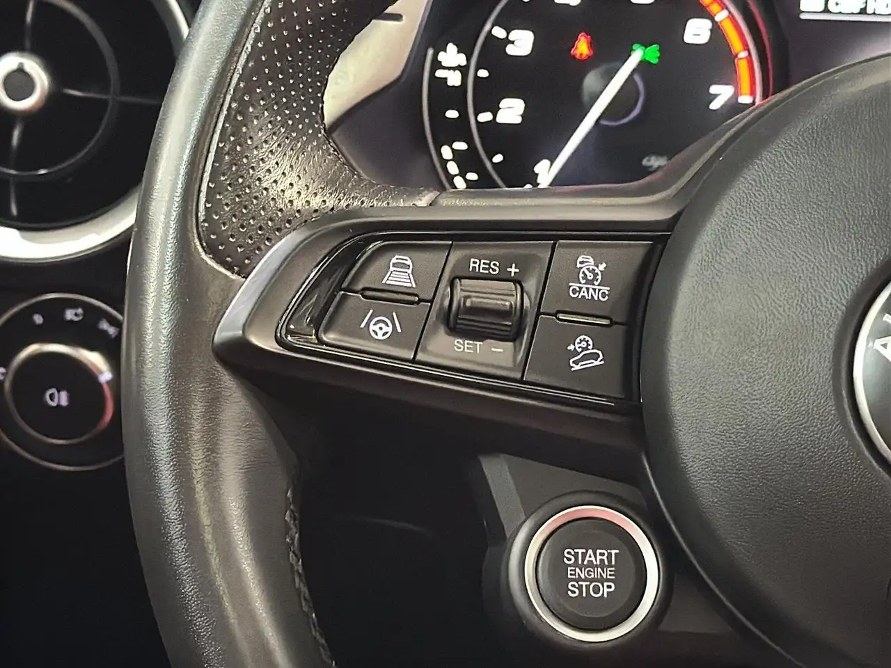 Alfa Romeo Stelvio снимка Alfa Romeo Stelvio