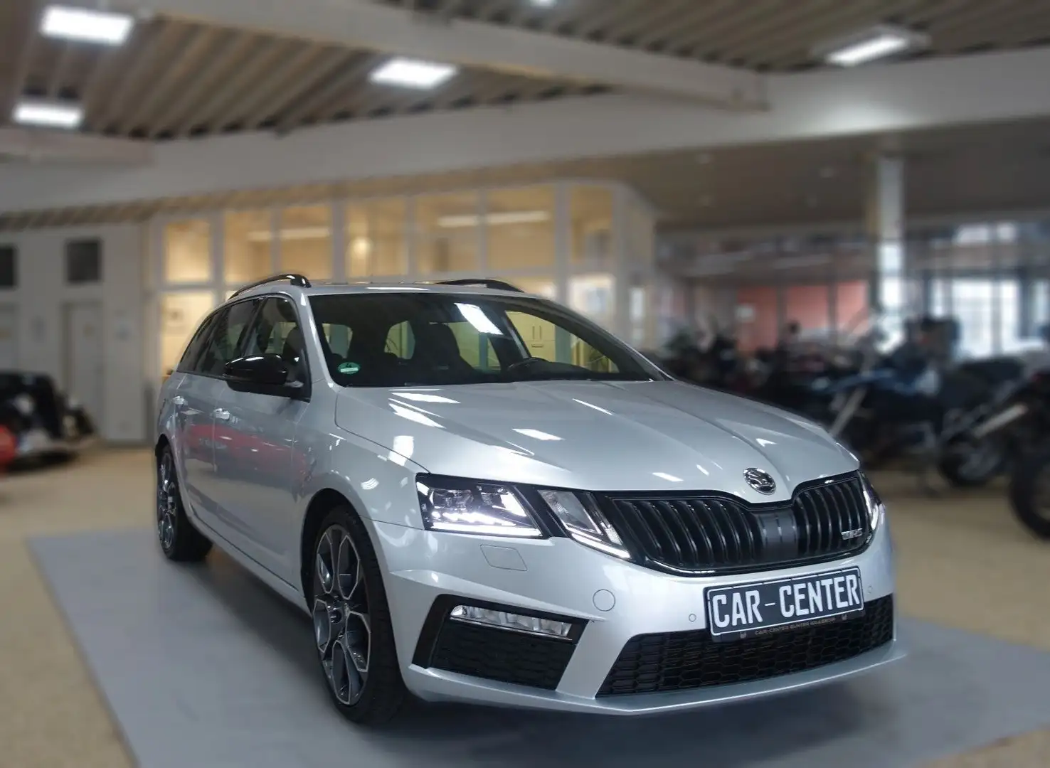 Skoda Octavia Combi RS / VRS; NAV PANO KAM MIRROR 19" Plateado - 1