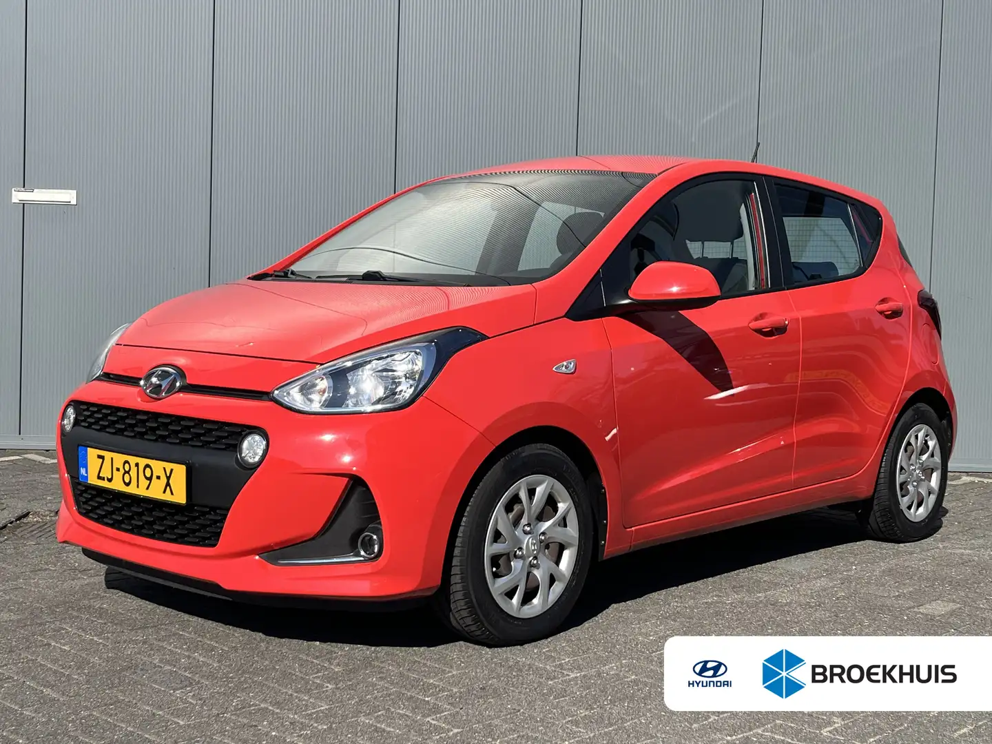 Hyundai i10 1.0i 67pk Comfort | Airco | Carplay | Navigatie | Rood - 1