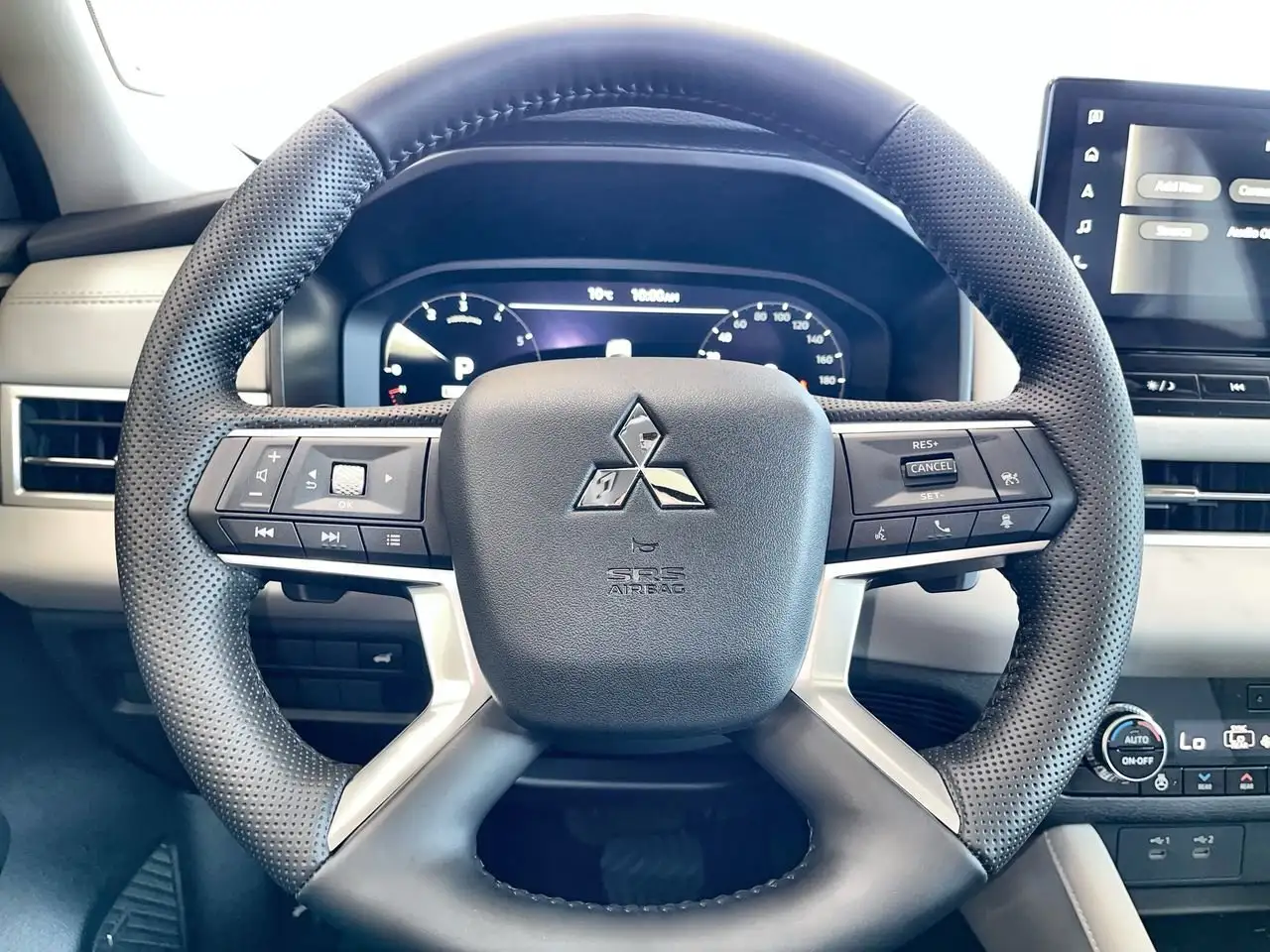 Mitsubishi Outlander снимка Mitsubishi Outlander