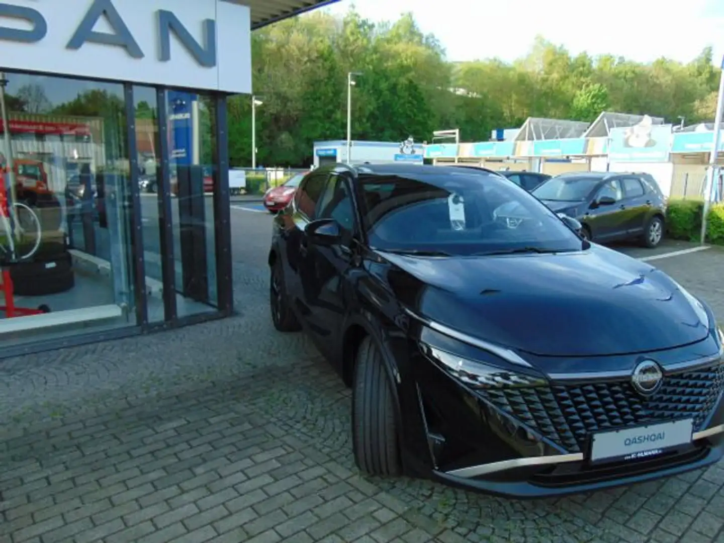 Nissan Qashqai Tekna 1.3 DIG-T MHEV  Xtronic 4x2 Zwart - 2
