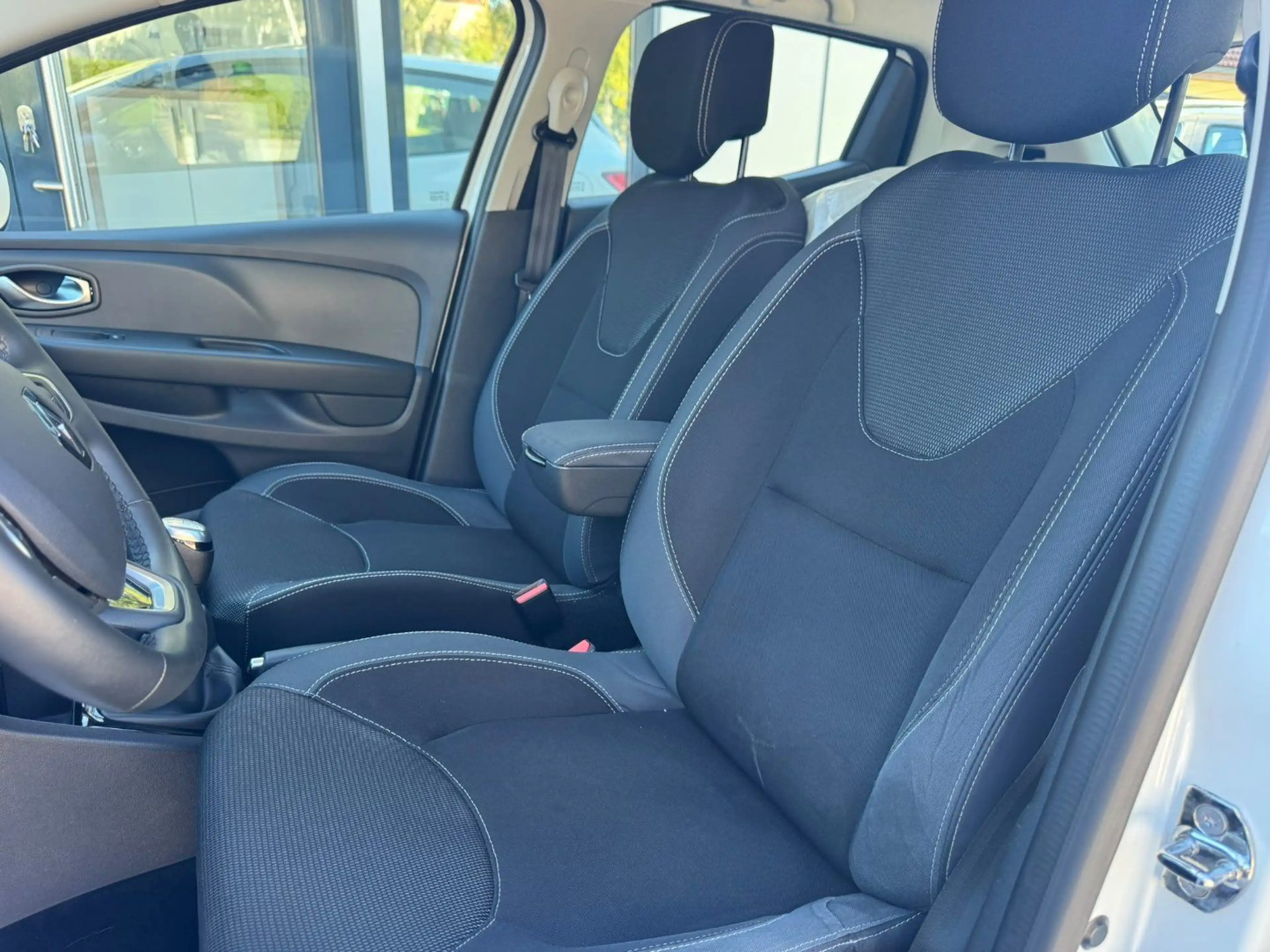 Renault Clio IV 1.2 16V 75 Zen — photo 12