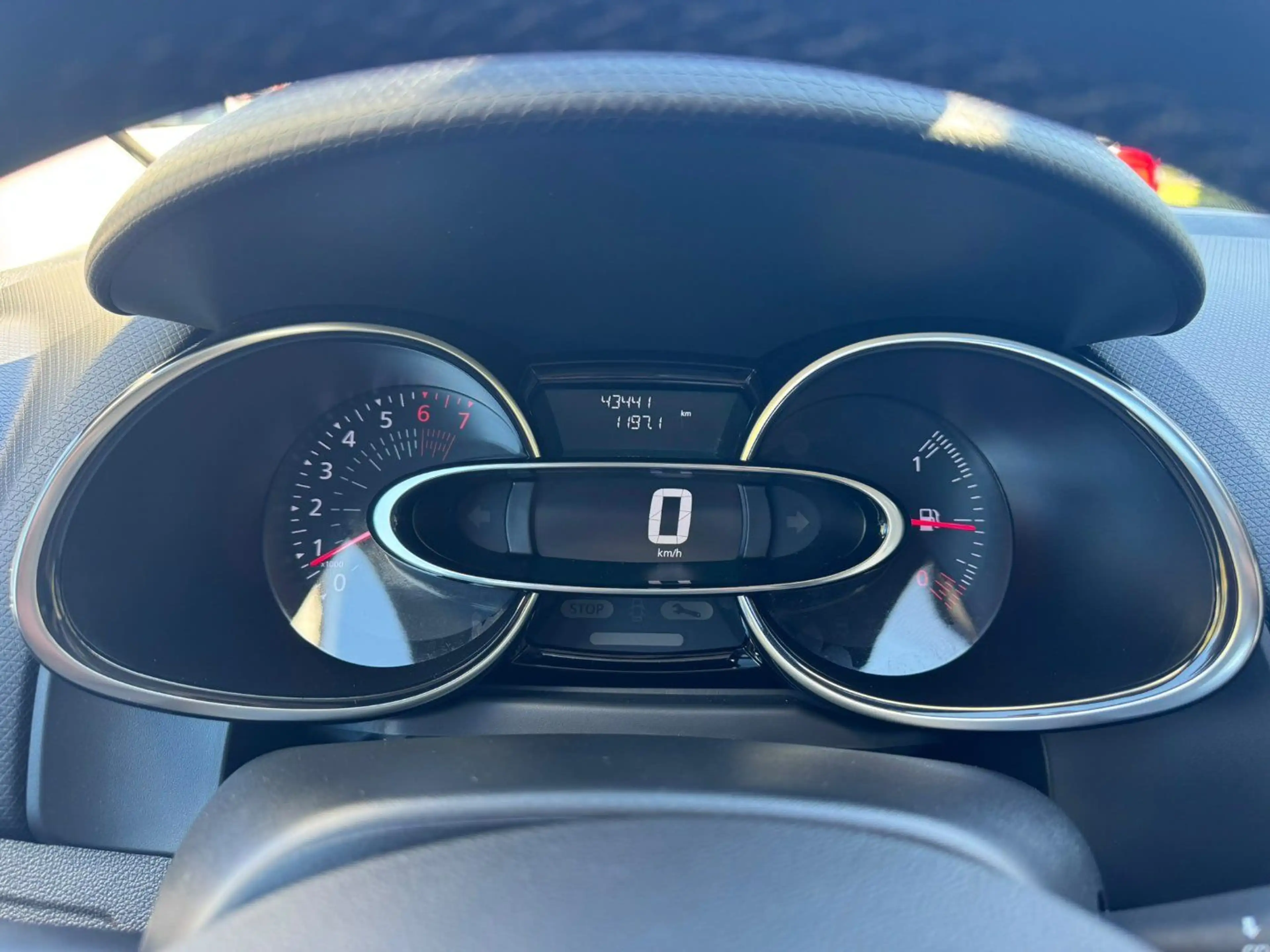 Renault Clio IV 1.2 16V 75 Zen — photo 9