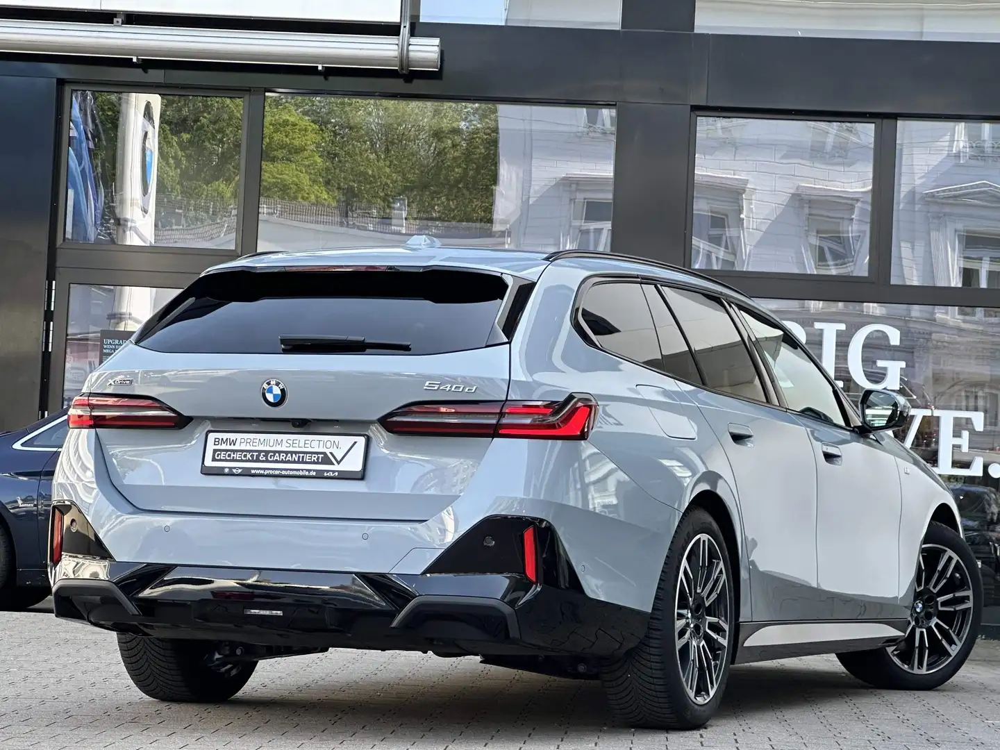 BMW 540 d xDrive Touring M Sport DA/PA Prof Pano B&W Szary - 2