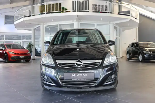Opel Zafira view 2