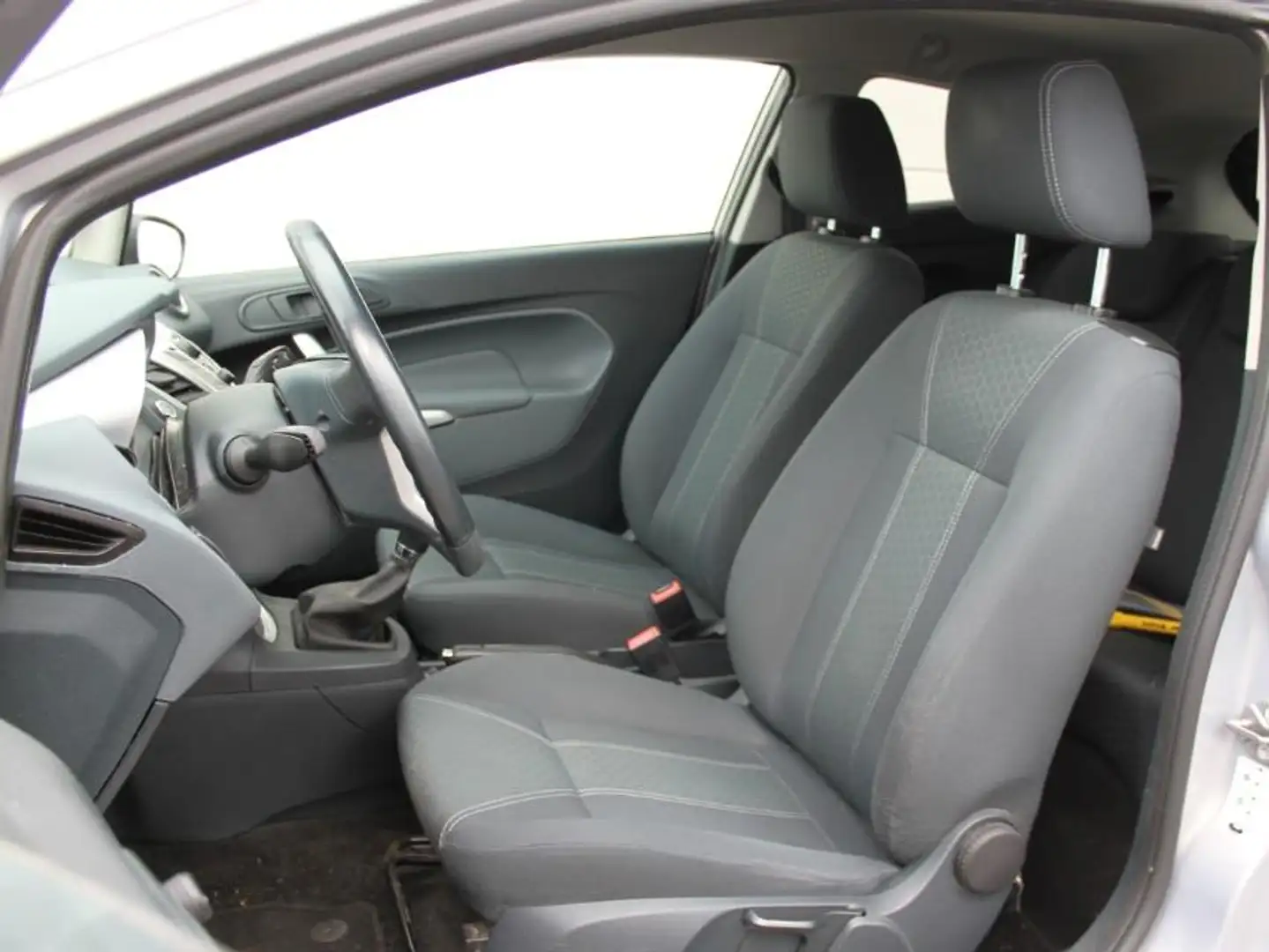 Ford Fiesta 1.4l Titanium Winter-Paket Bluetooth Zilver - 2