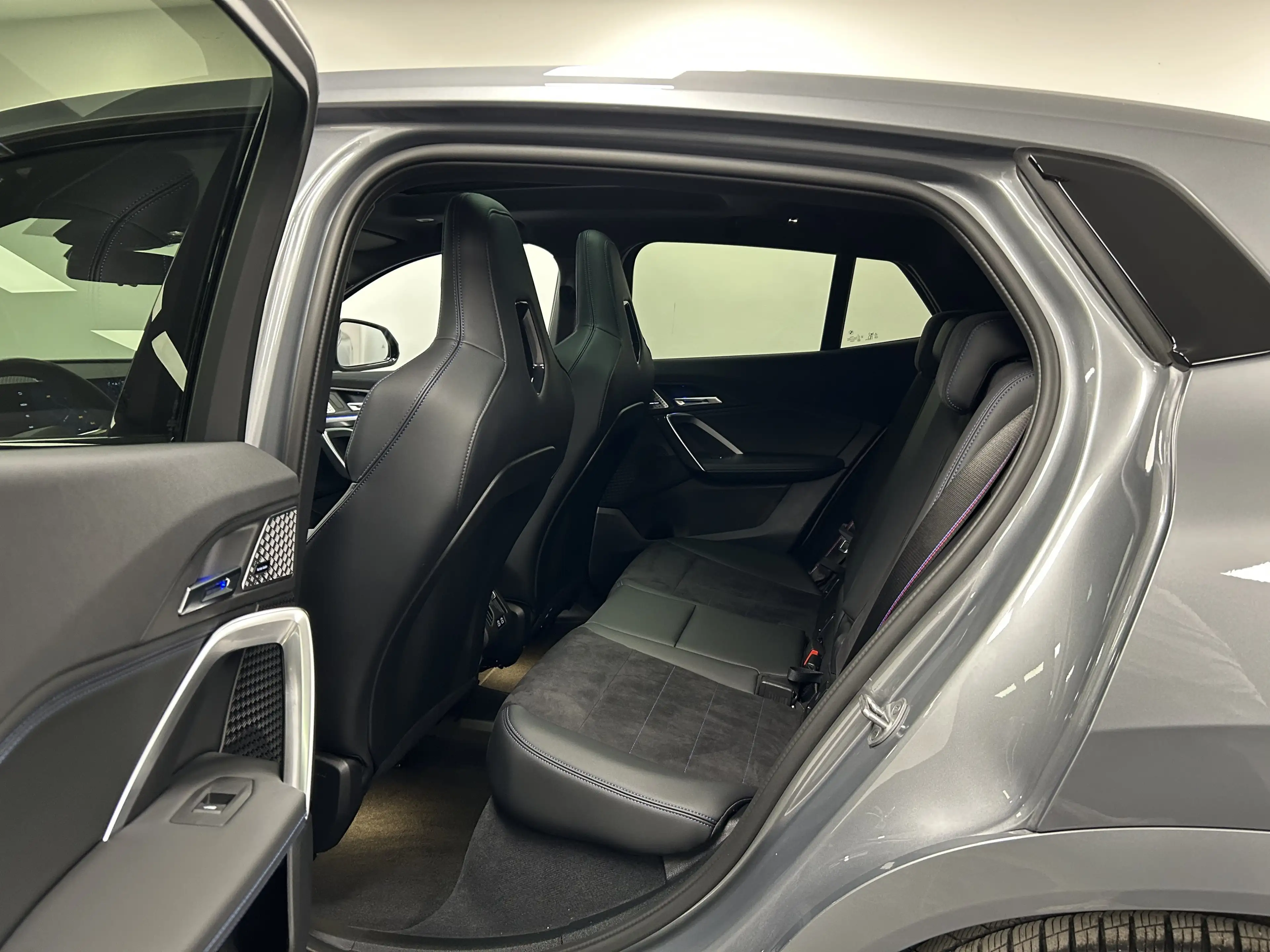 BMW iX2 xDrive30 — photo 13