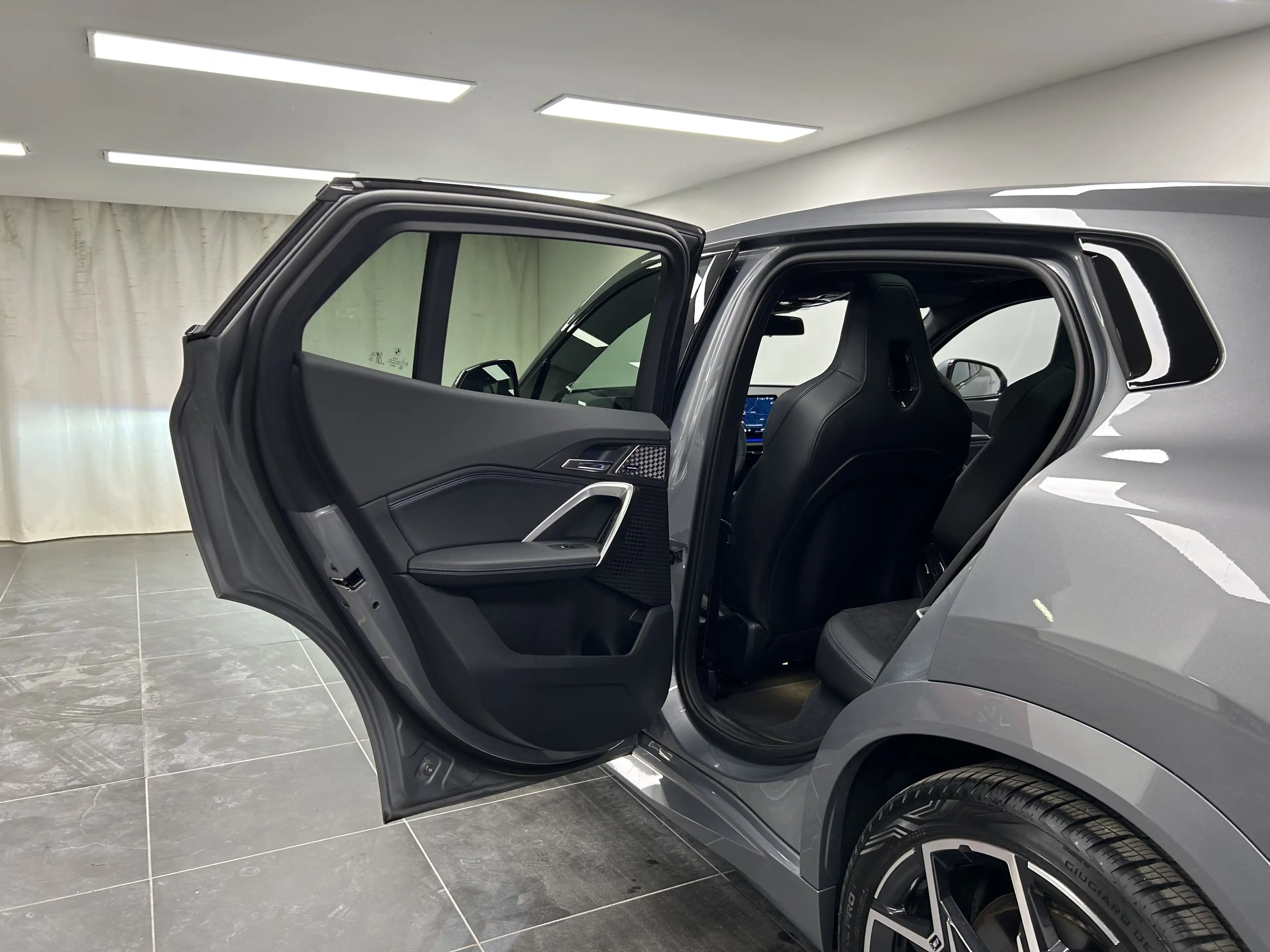 BMW iX2 xDrive30 — photo 11