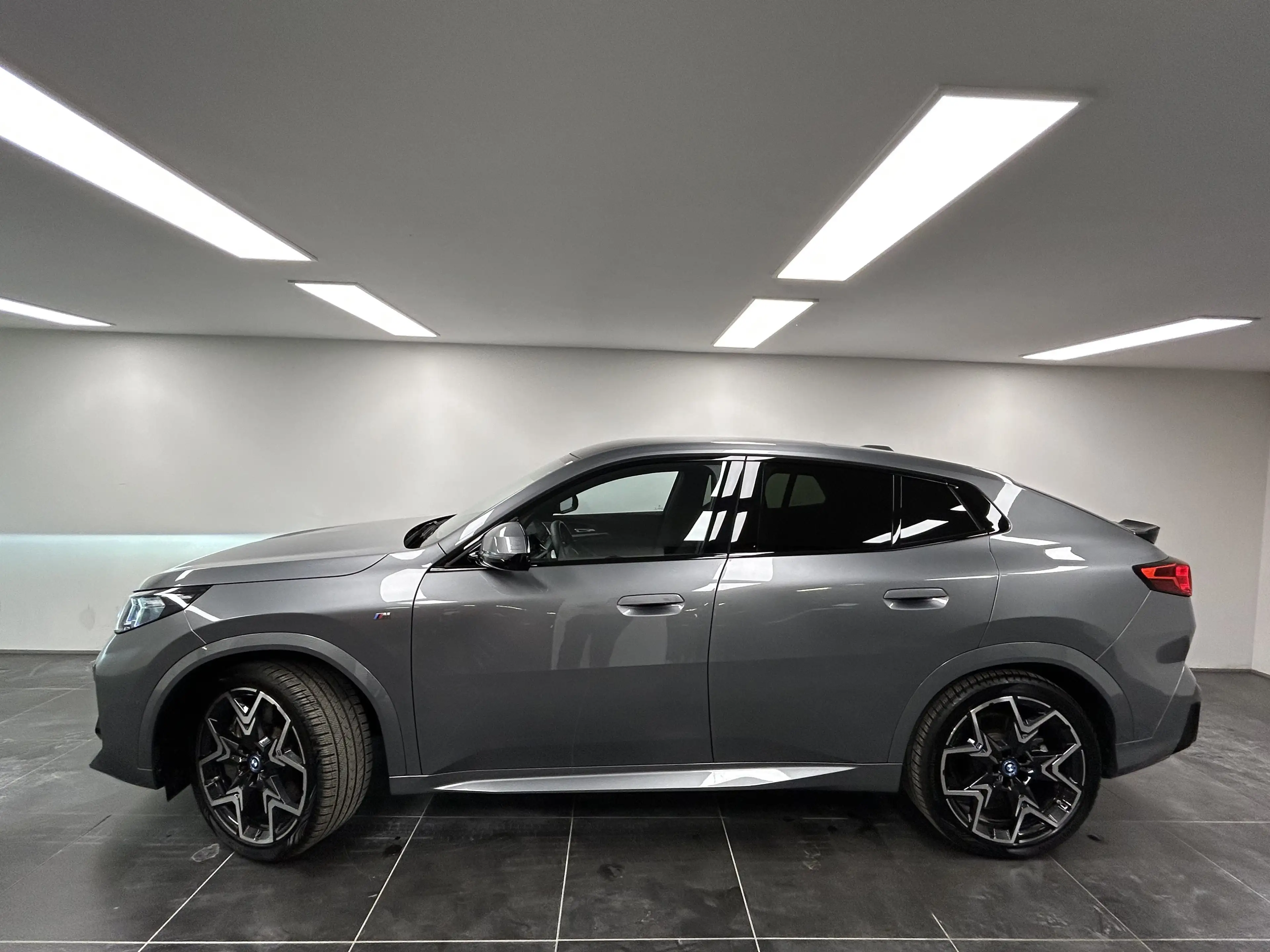 BMW iX2 xDrive30 — photo 2