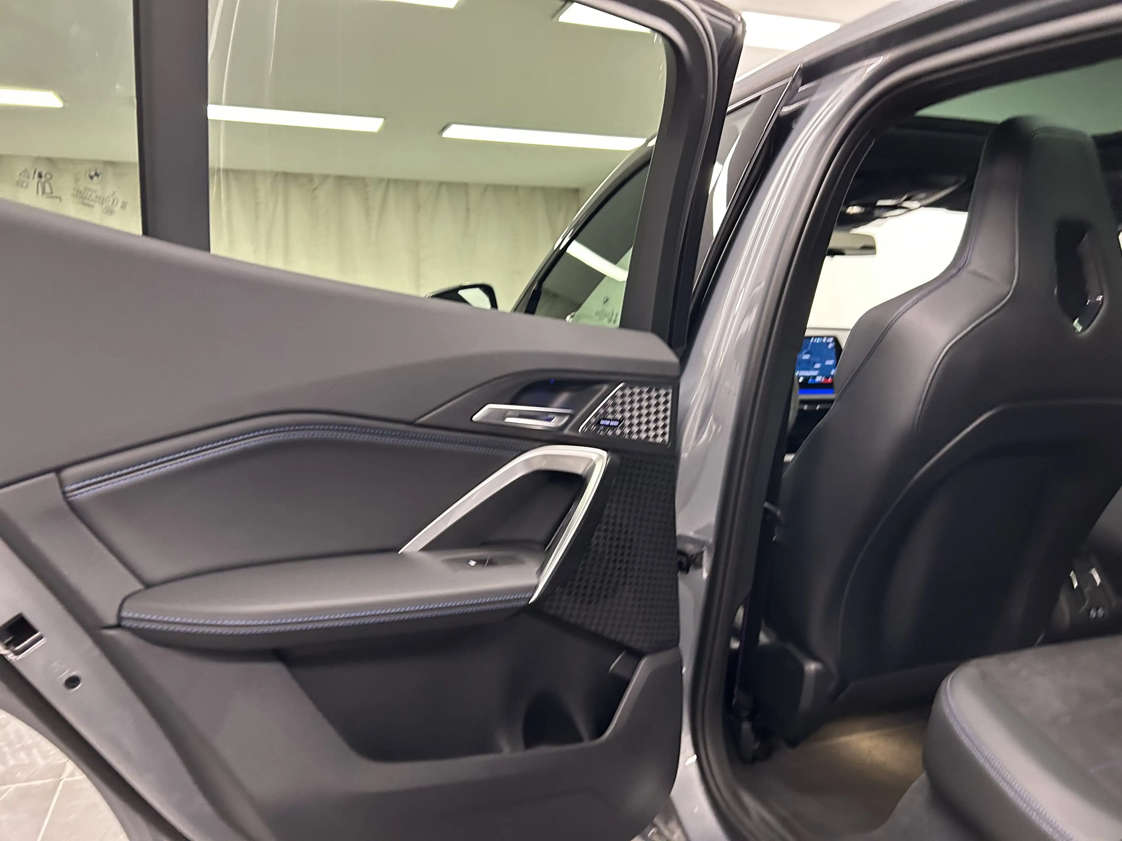 BMW iX2 xDrive30 — photo 12
