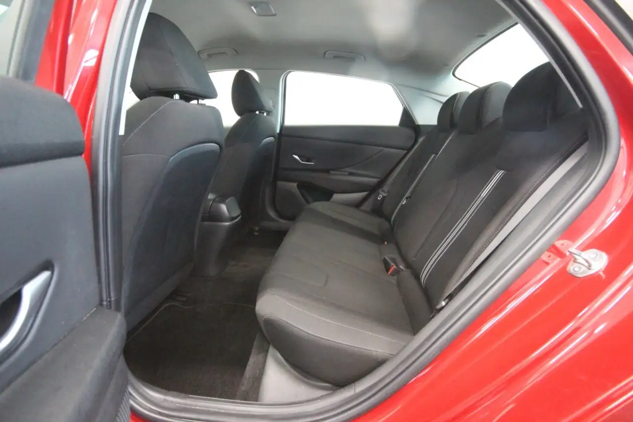 Hyundai ELANTRA photo Hyundai ELANTRA