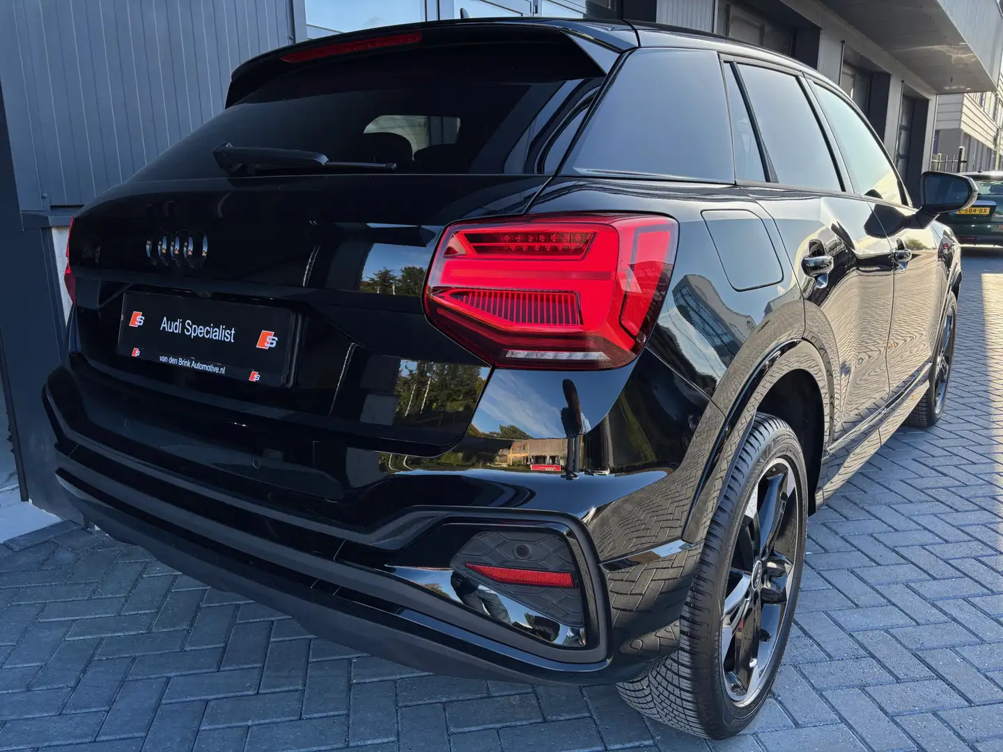 Audi Q2 35 TFSI S-line Black Edition Matrix Zwart - 2