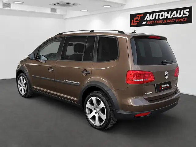 Volkswagen Touran view 3