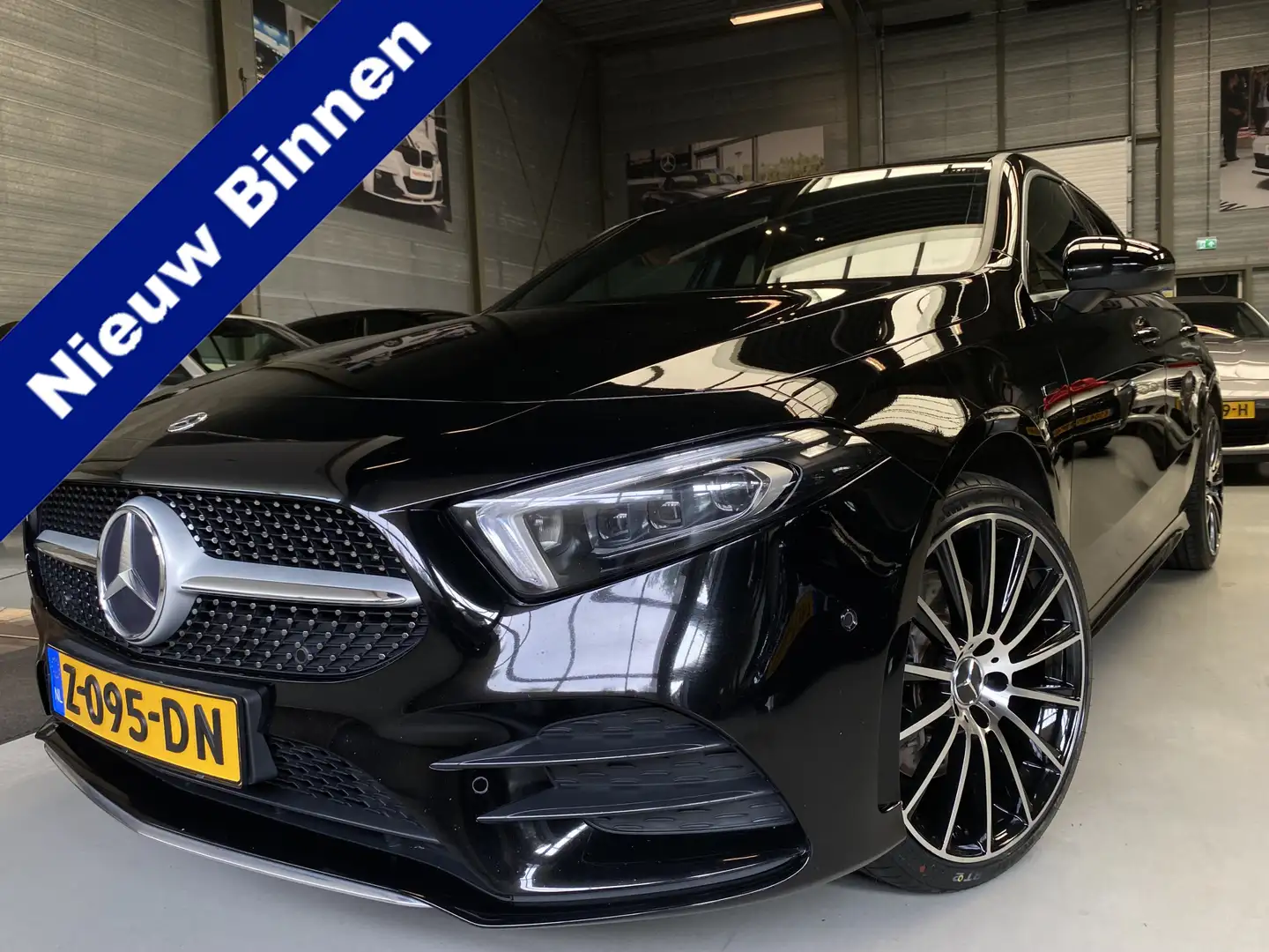 Mercedes-Benz A 250 e Business Solution AMG Limited Pano, 19inch Zwart - 1