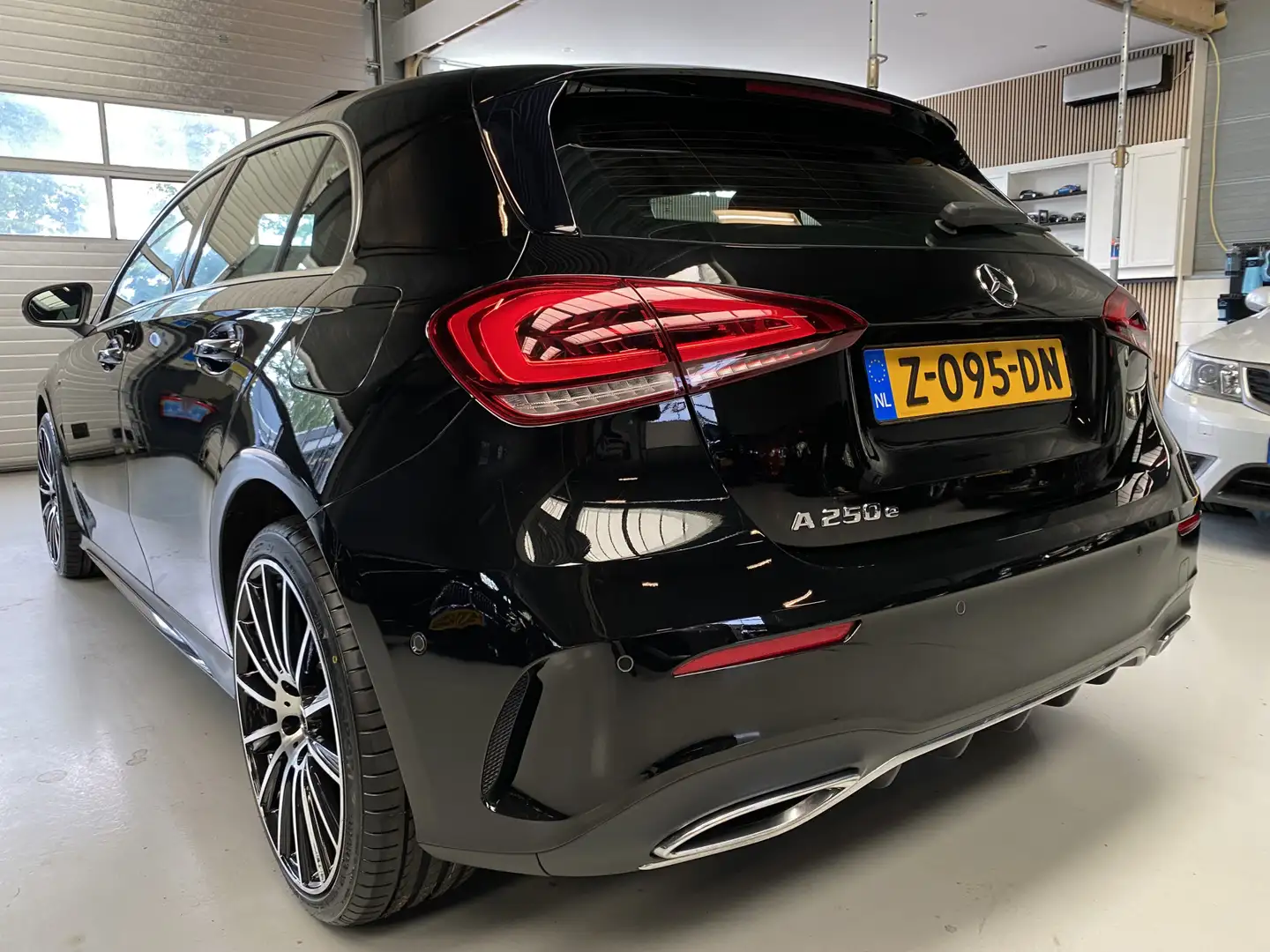 Mercedes-Benz A 250 e Business Solution AMG Limited Pano, 19inch Zwart - 2