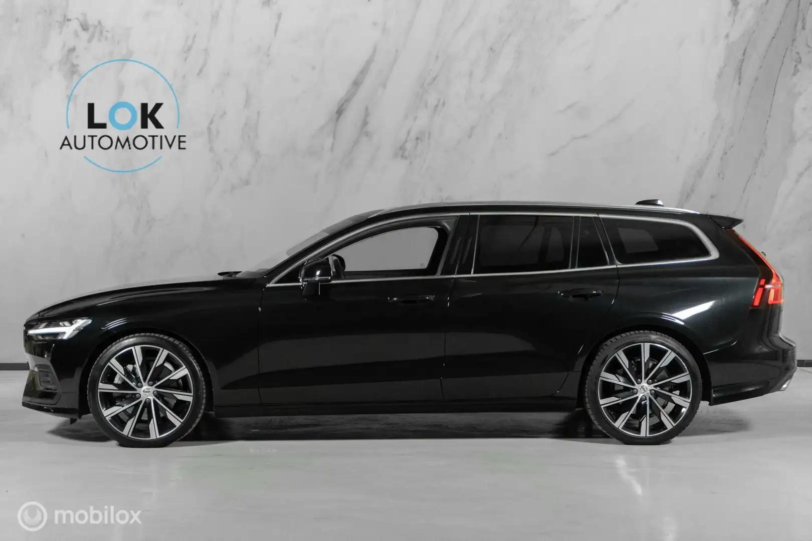 Volvo V60 2.0 T5 R-Design|PANO|H&K|HUD|LEDER|KEYLESS|ACC| Zwart - 2