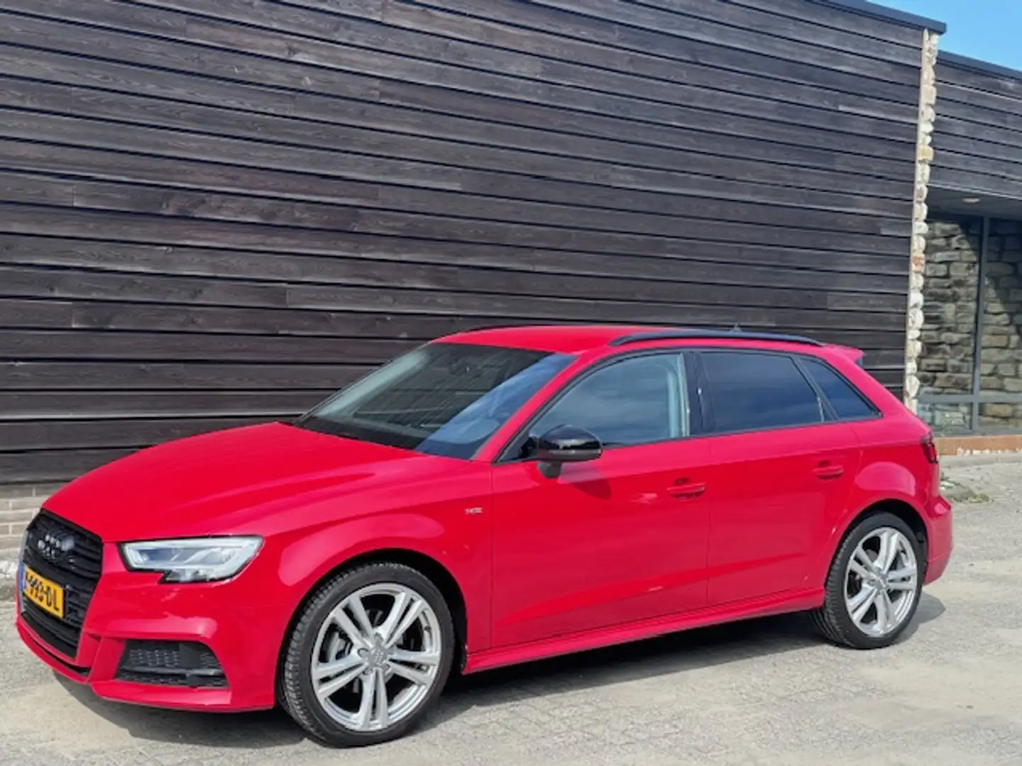 Audi A3 Sportback 30 TFSI 116pk S tronic S-Line NAVI!/CRUI Rood - 1