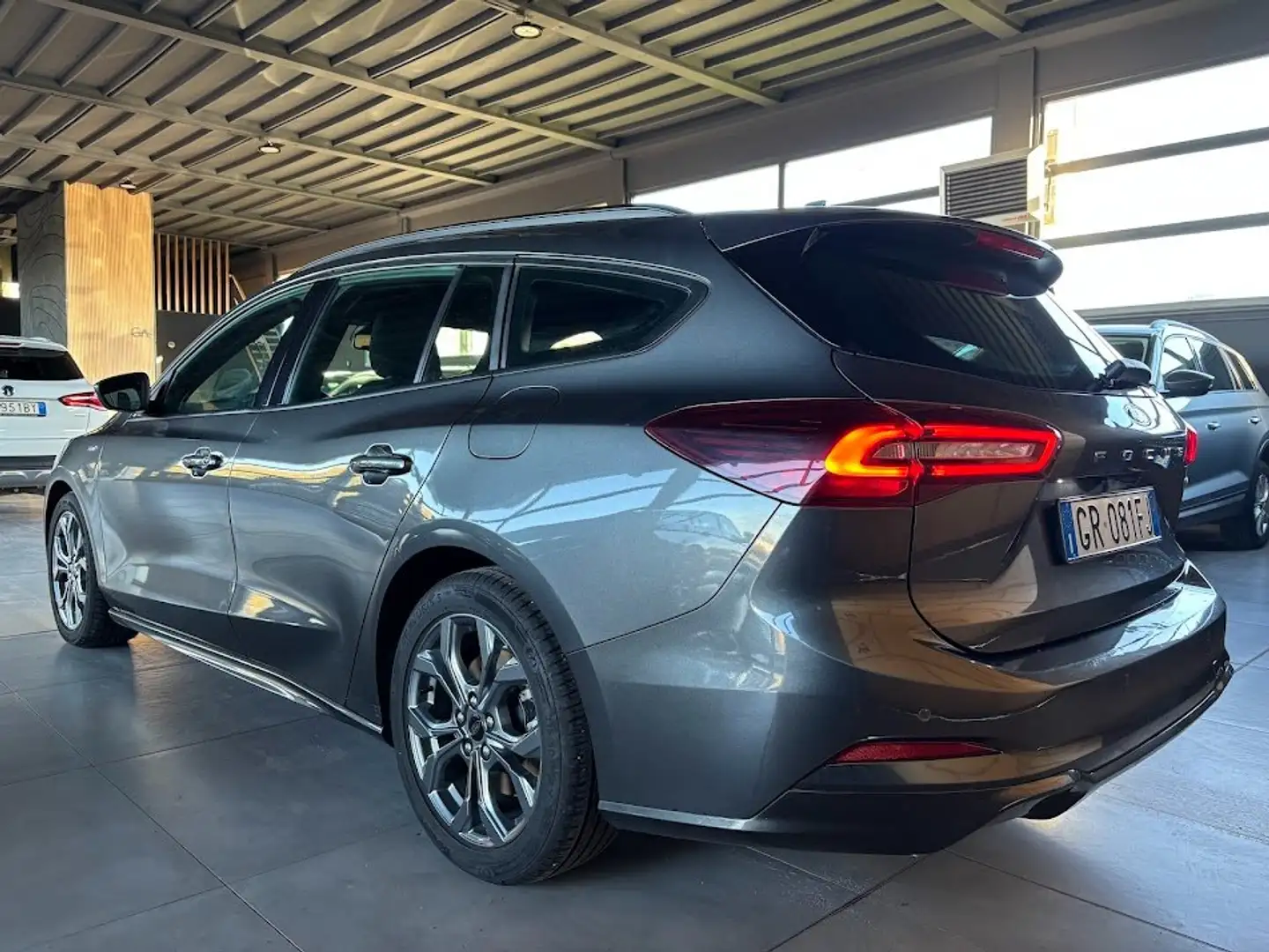 Ford Focus SW 1.0 ecoboost HYBRID ST-Line 125cv powershift Gris - 2