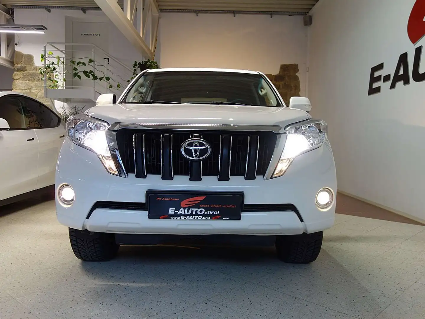 Toyota Land Cruiser 2,8D-4D 4WD Aut. *AHK *GEPFLEGT *GARANTIE Weiß - 2