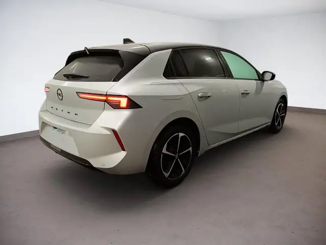 Opel Astra view 4