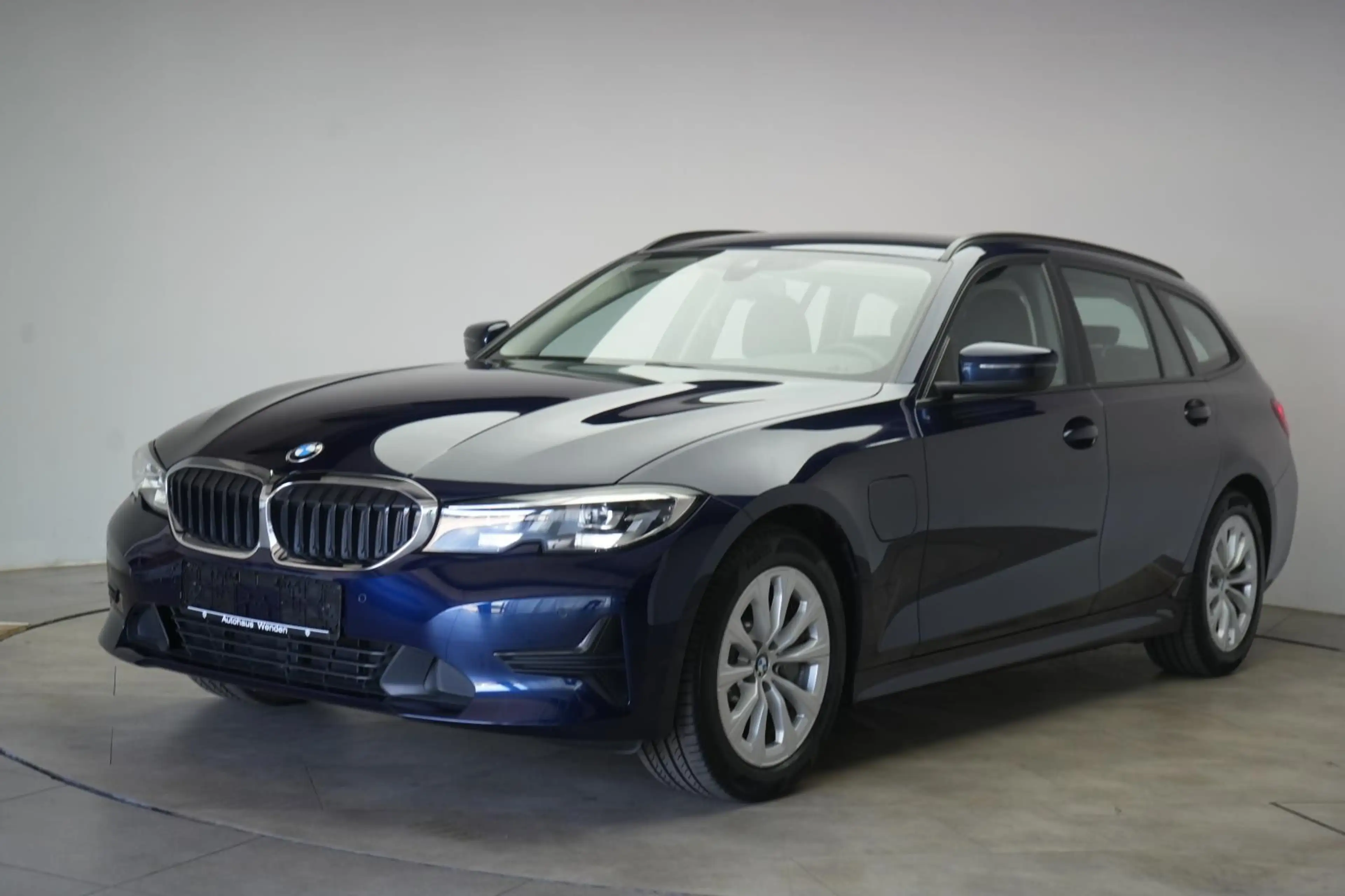 BMW 330 e Touring Advantage CarPlay/AHK/Virtual/Lane — photo 3