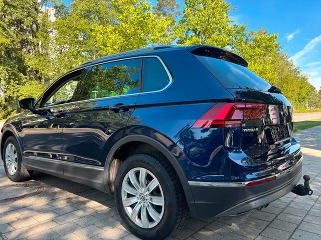 Volkswagen Tiguan view 3