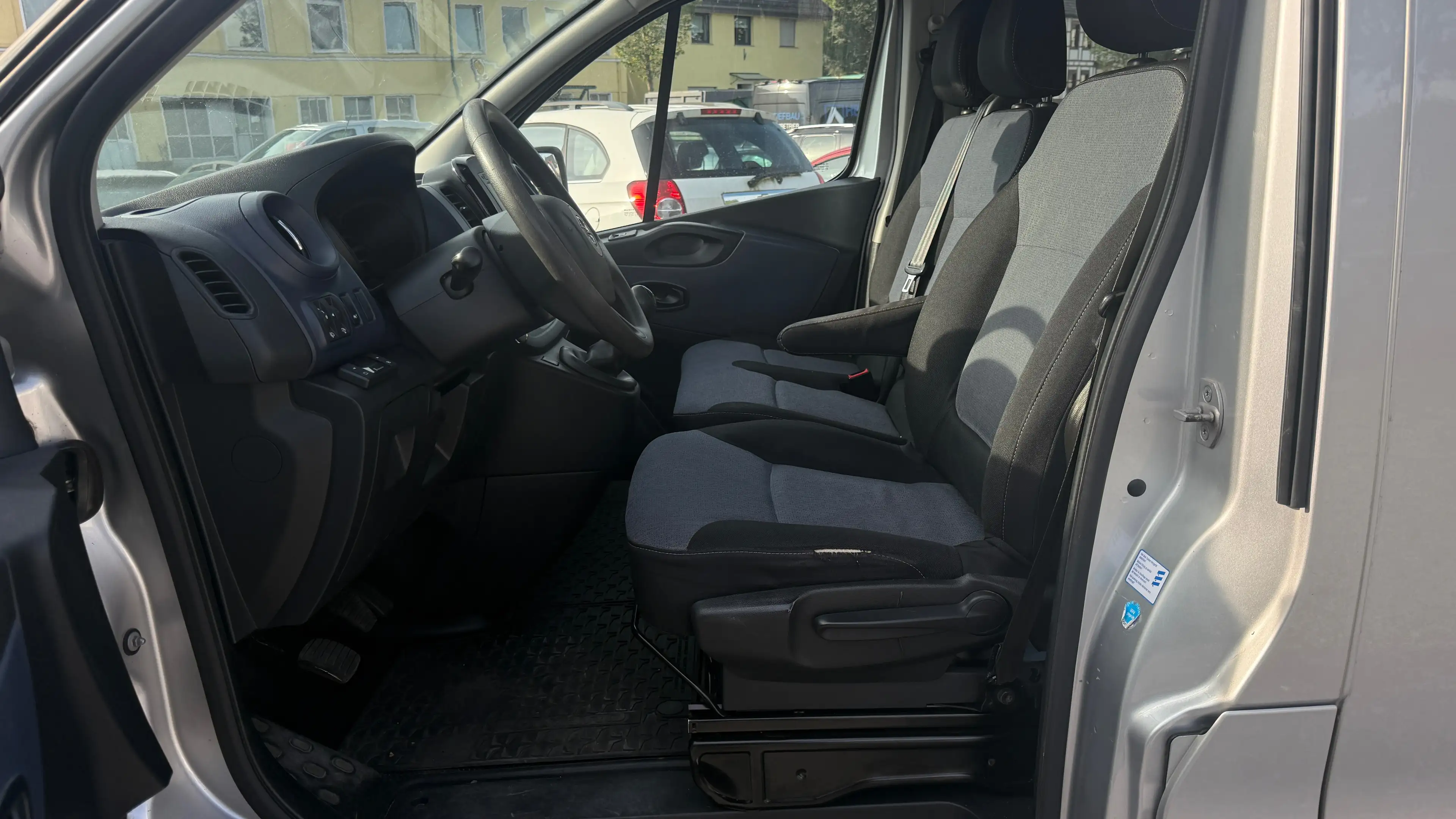 Opel Vivaro Combi B | LANG | 9-Sitzer | TÜV NEU | Scheckheft | Standheizung | AHK | Navi — photo 10