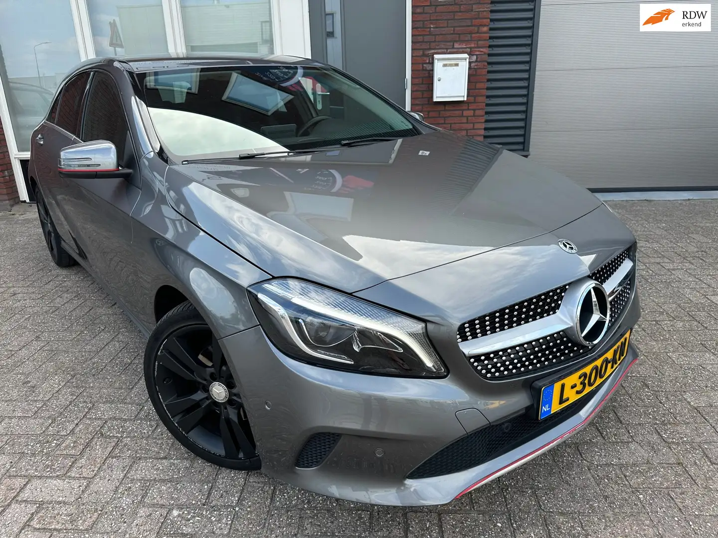 Mercedes-Benz A 180 Ambition / Leder / Navi / PDC / Camera / LED Grau - 1