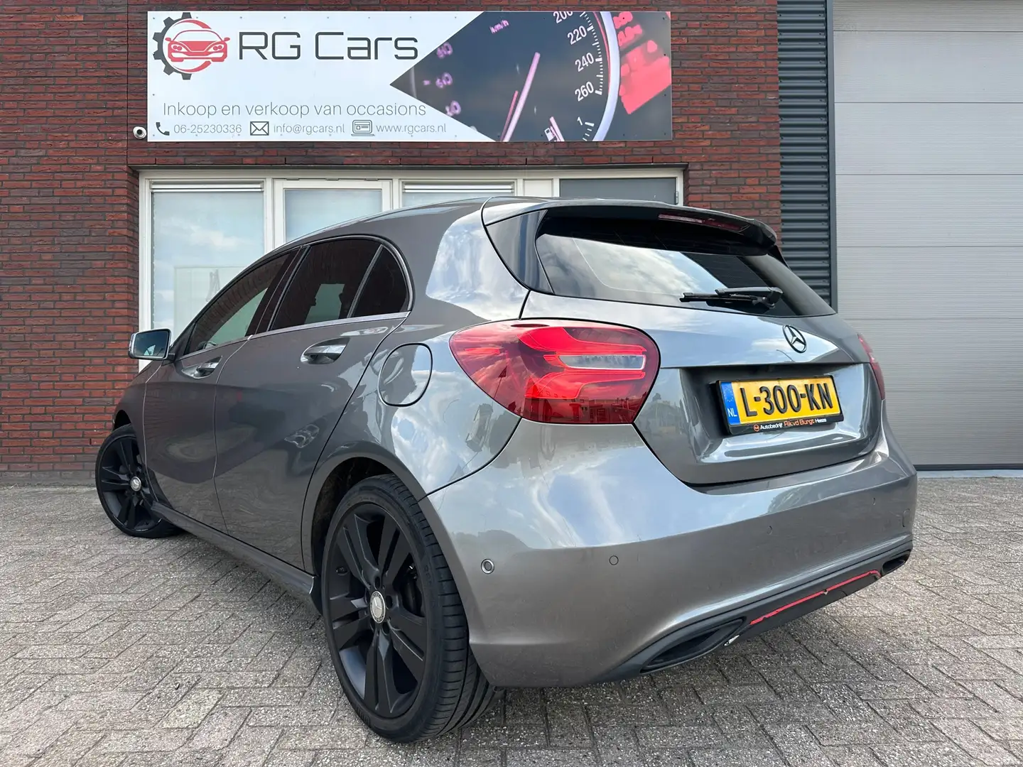 Mercedes-Benz A 180 Ambition / Leder / Navi / PDC / Camera / LED Grau - 2