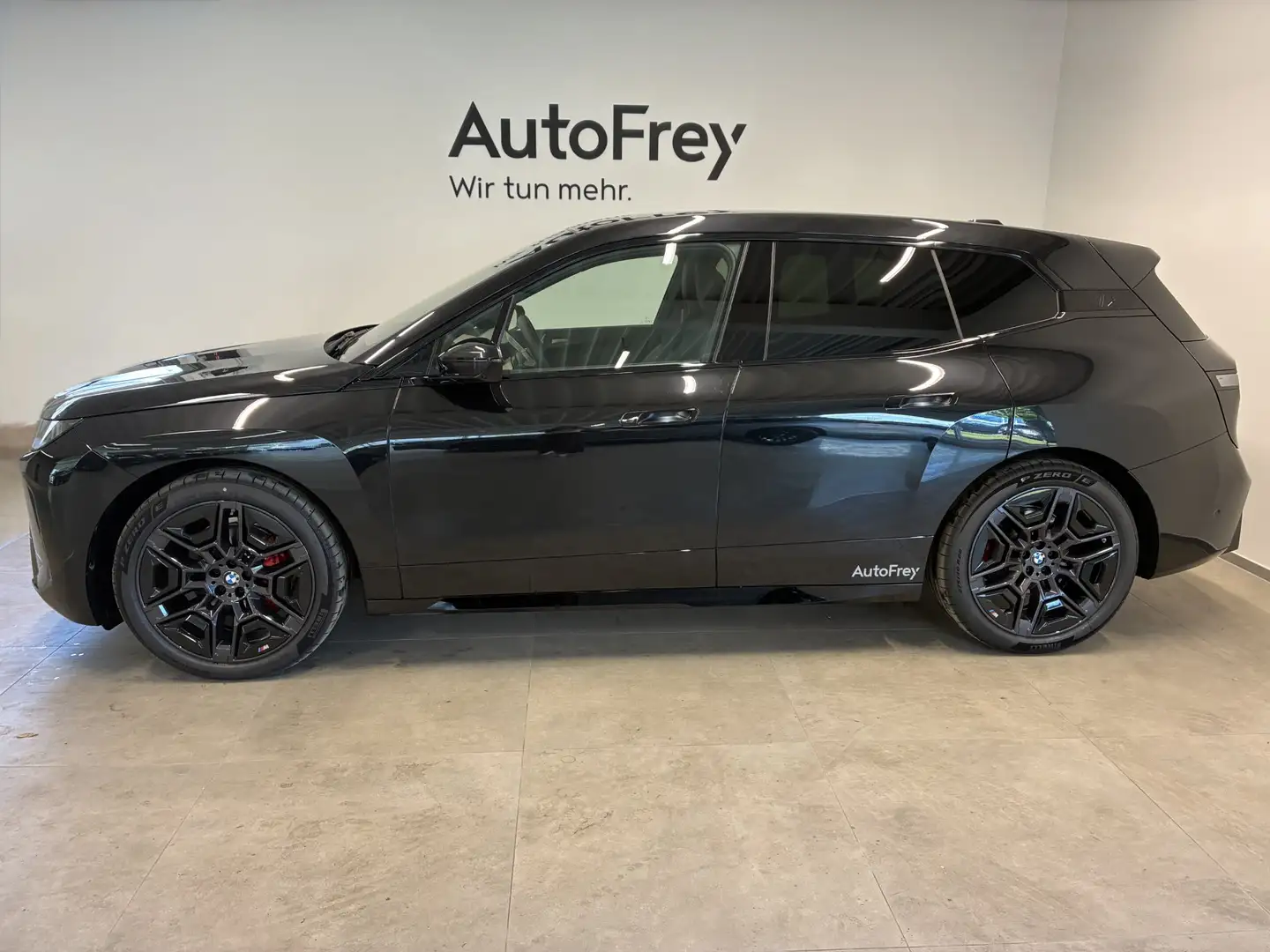 BMW iX xDrive45 Schwarz - 2