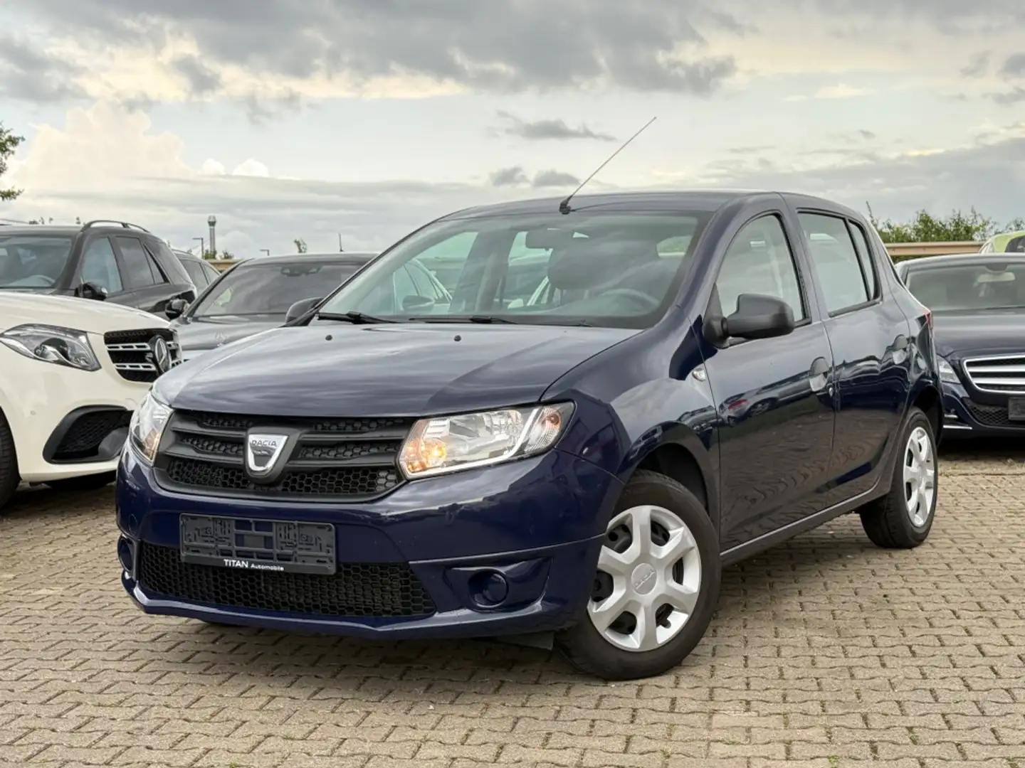 Dacia Sandero Ambiance TÜV neu Klima 8-fach bereift ZV Blau - 1