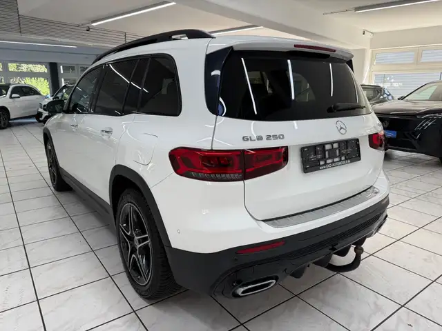 Mercedes-Benz GLB view 2