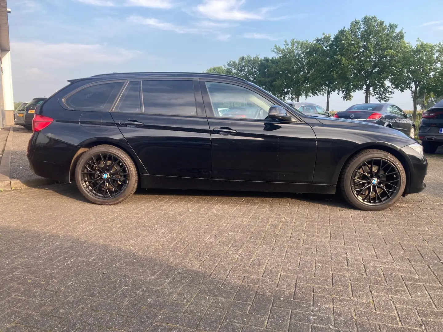 BMW 330 Touring 330i xDrive High Executive Sports Line | D Zwart - 2