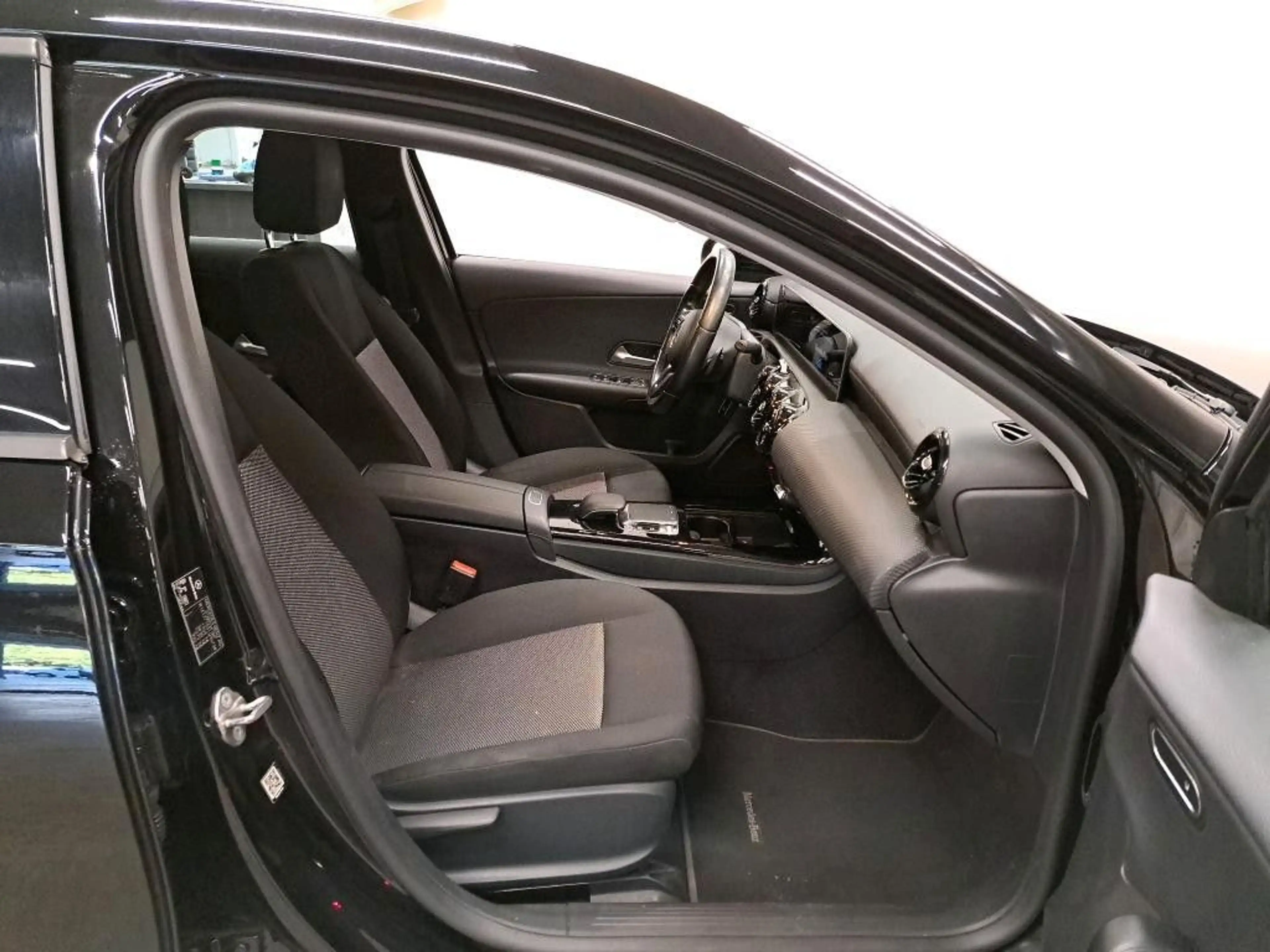 Mercedes-Benz A 180 d 7G-DCT PANO,SportMFLR,RFK, SHZ*25 — photo 4