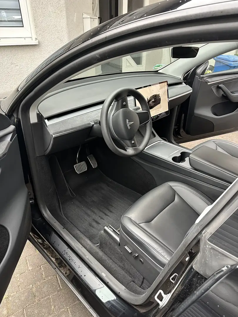 Tesla Model Y Standard Schwarz - 1