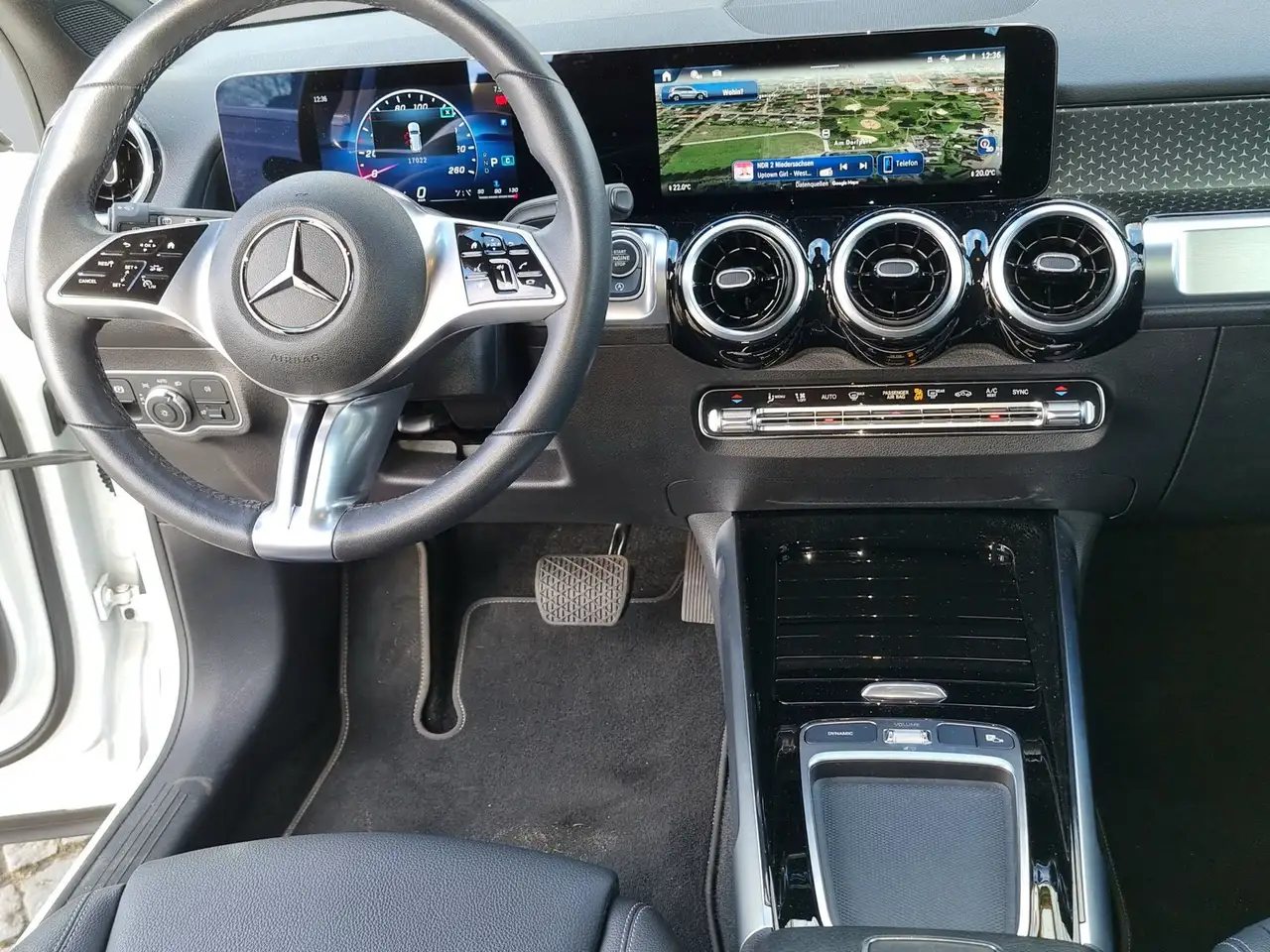 Mercedes-Benz GLB 200 NAV MBUX LED TEMP TOUCHPAD SHZ PDC APA SOMMER 7