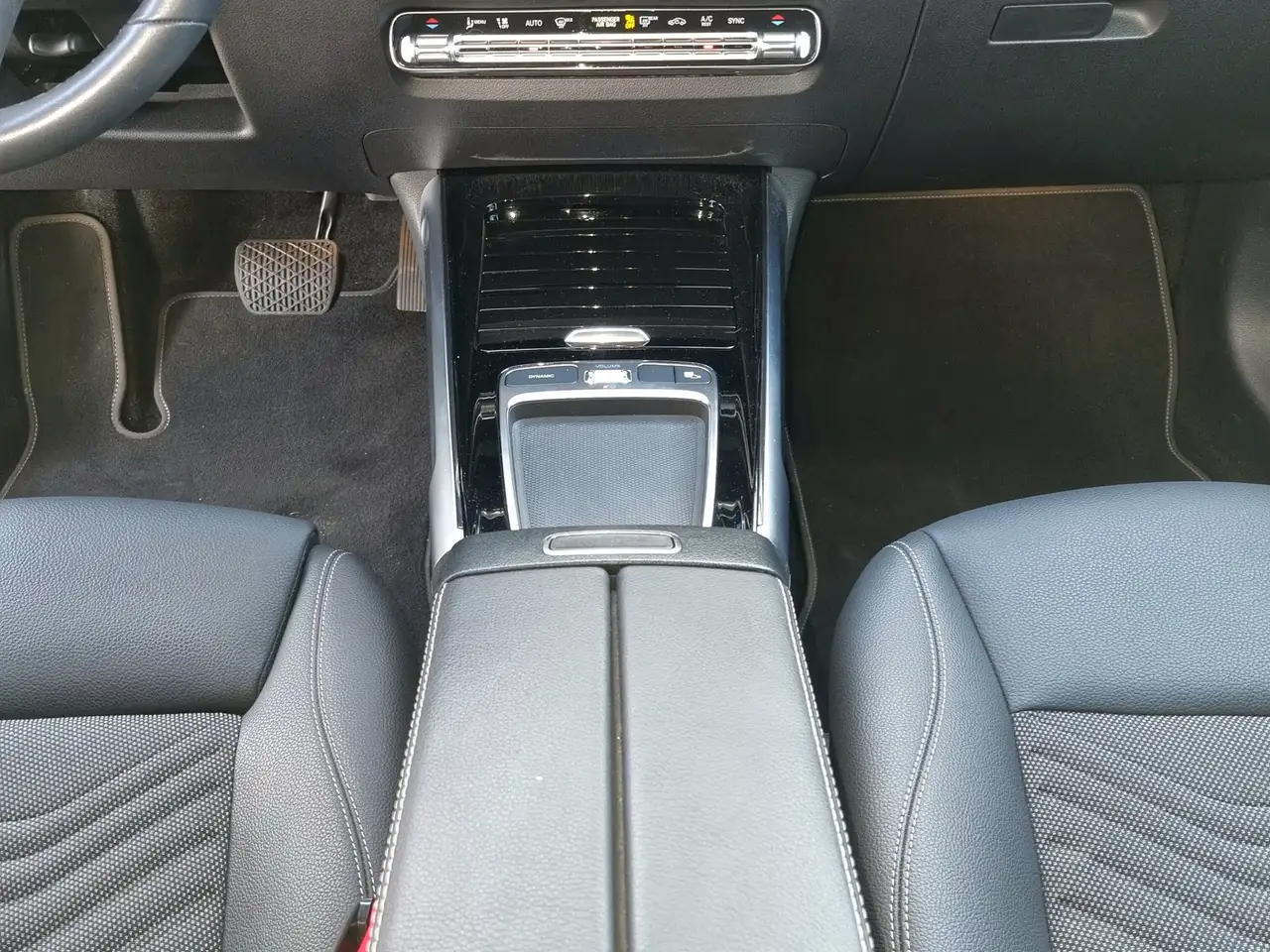 Mercedes-Benz GLB 200 NAV MBUX LED TEMP TOUCHPAD SHZ PDC APA SOMMER 9