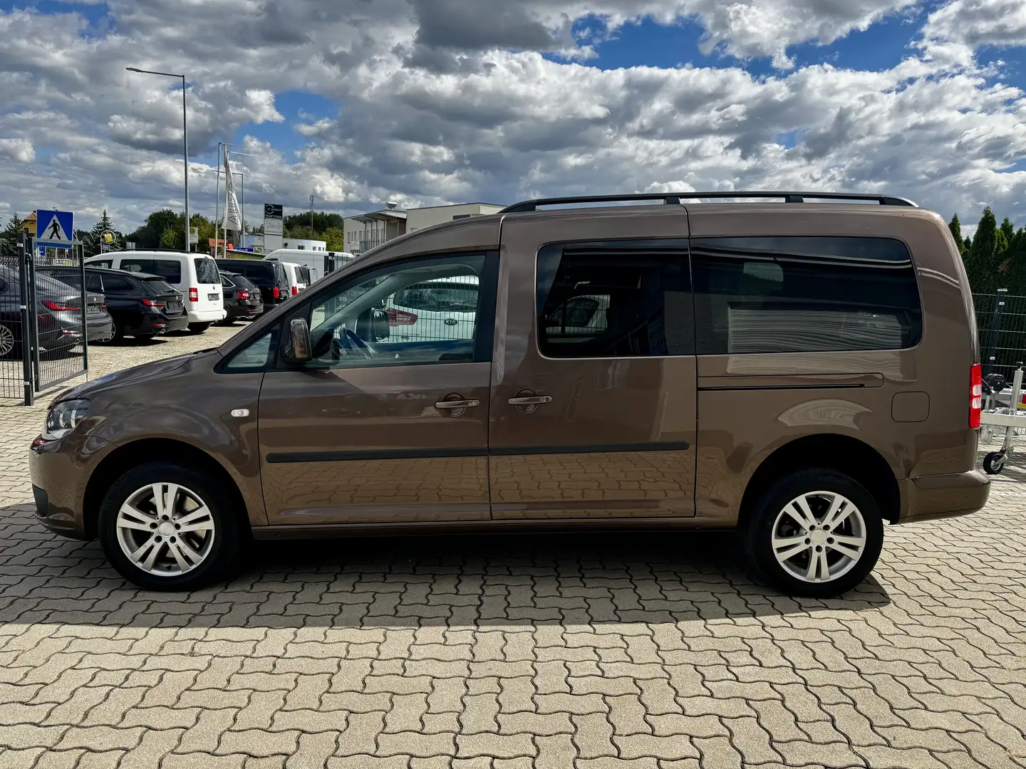 Volkswagen Caddy 2.0 Maxi 7-Sitzen 1-Hand 6-Gang Anhänger Braun - 2