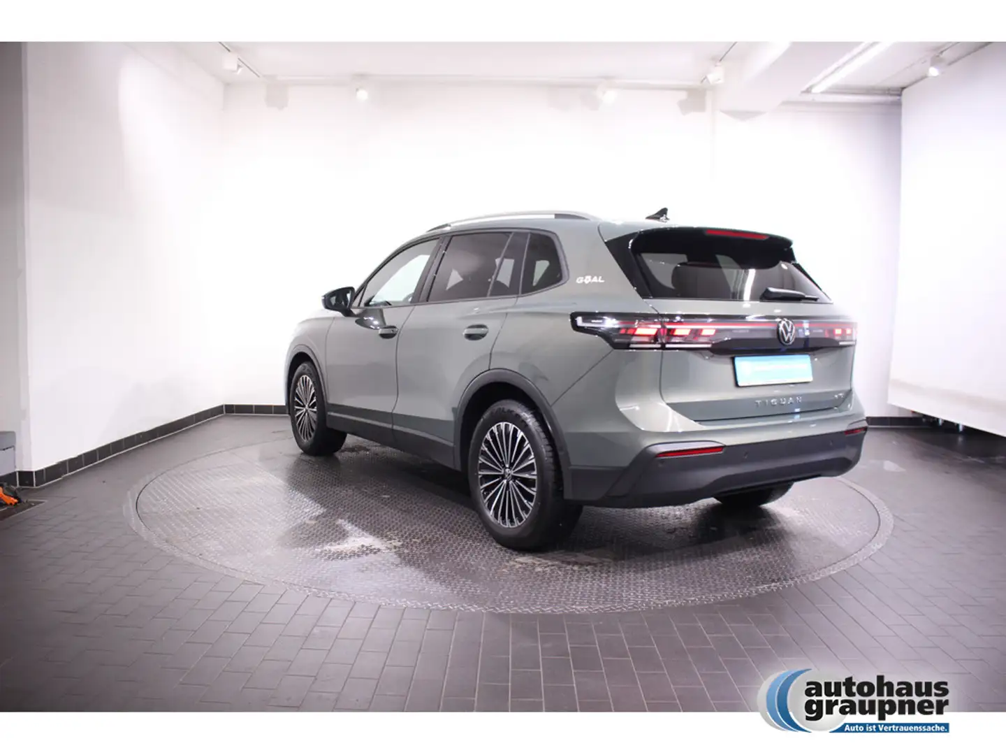 Volkswagen Tiguan 1.5 eTSI Goal NAVI AHK MATRIX-LED 360° Grün - 2