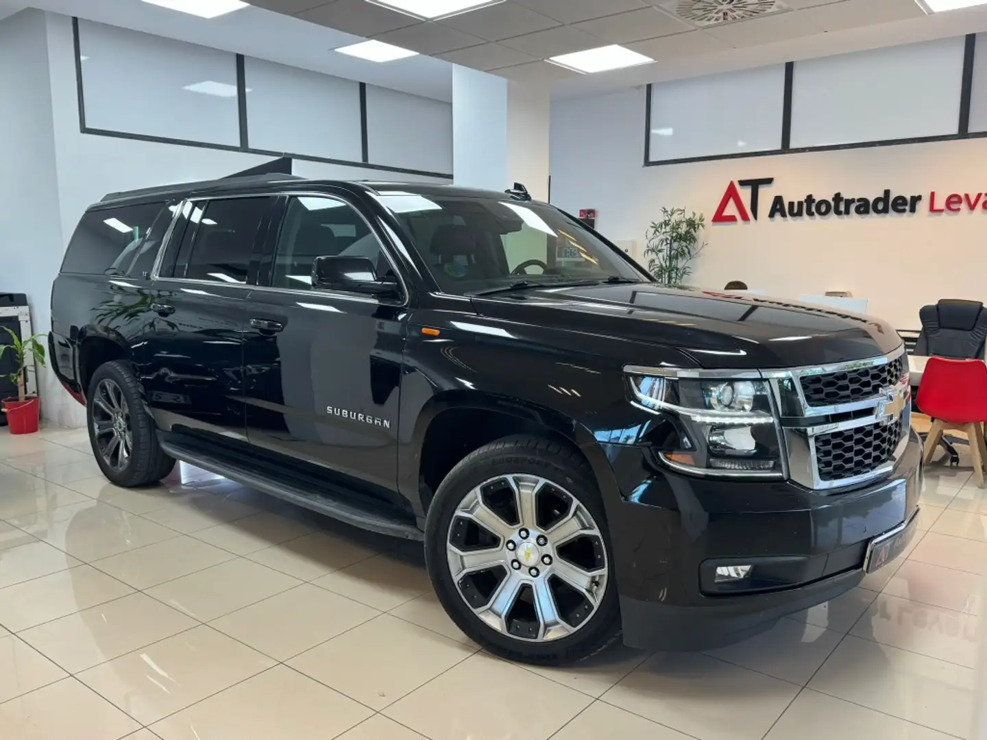 Chevrolet Suburban Schwarz - 1