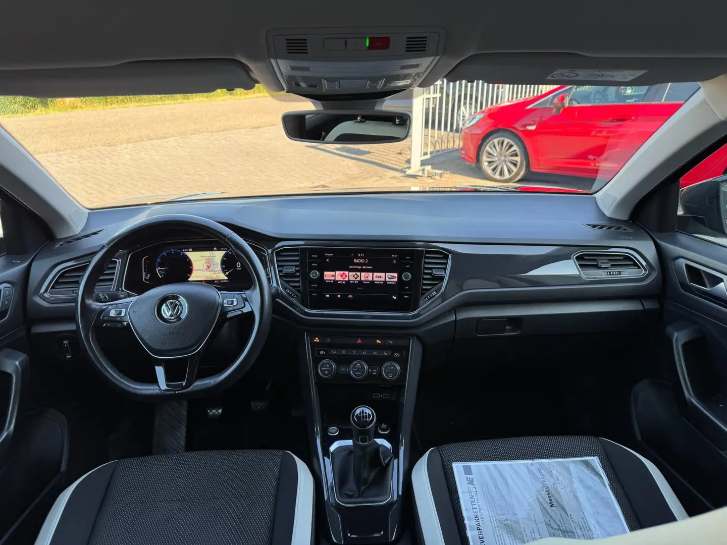 Volkswagen T-Roc 1.5 TSI Sport AFN TREKHAAK / CAMERA / VIRTUAL COCK Grijs - 2