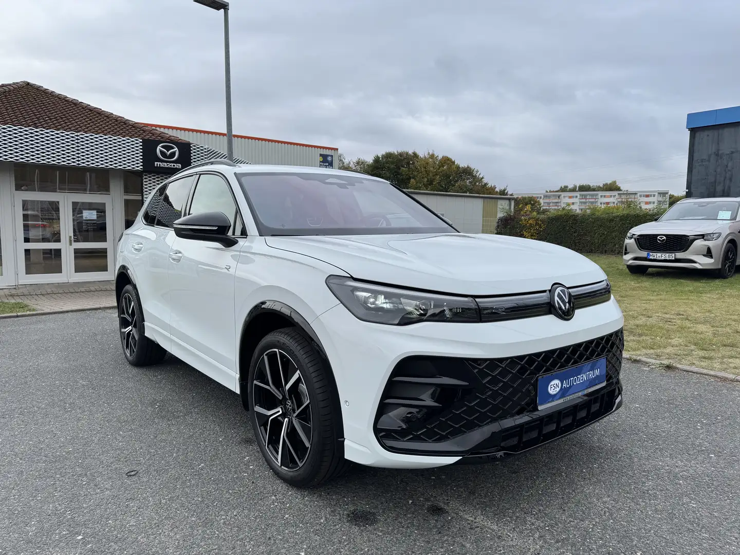 Volkswagen Tiguan 2.0 TDI AT R-Line 4Motion LED AHK NAVI Weiß - 2