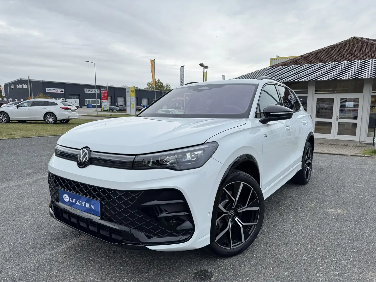 Volkswagen Tiguan 2.0 TDI AT R-Line 4Motion LED AHK NAVI Weiß - 1